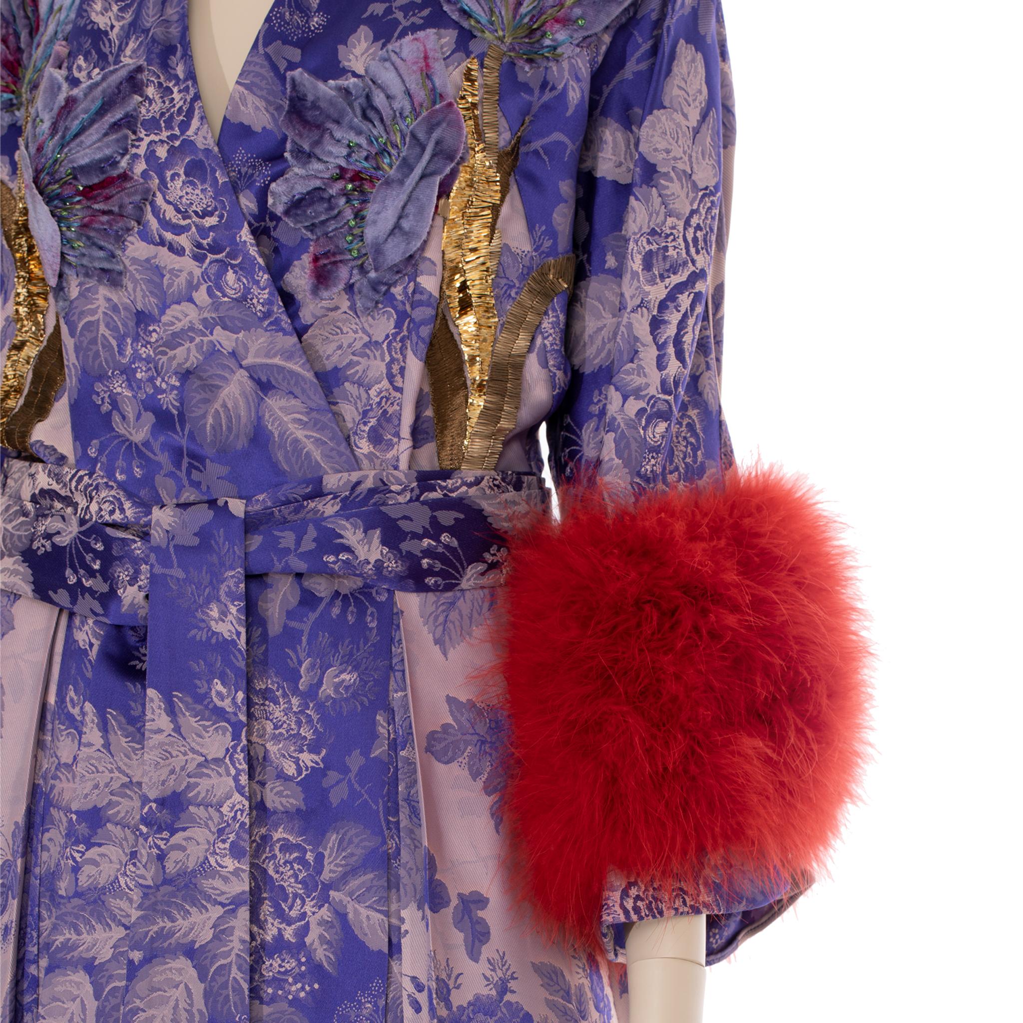Werten Sie Ihre Garderobe mit dem Gucci Floral Jacquard Wickelkleid mit Straußenfedern auf. Dieses Kleid ist luxuriös mit zarten Straußenfedern verziert und verleiht Ihnen einen Look, der Sie stilvoll vom Tag zum Abend begleitet. Es ist ein