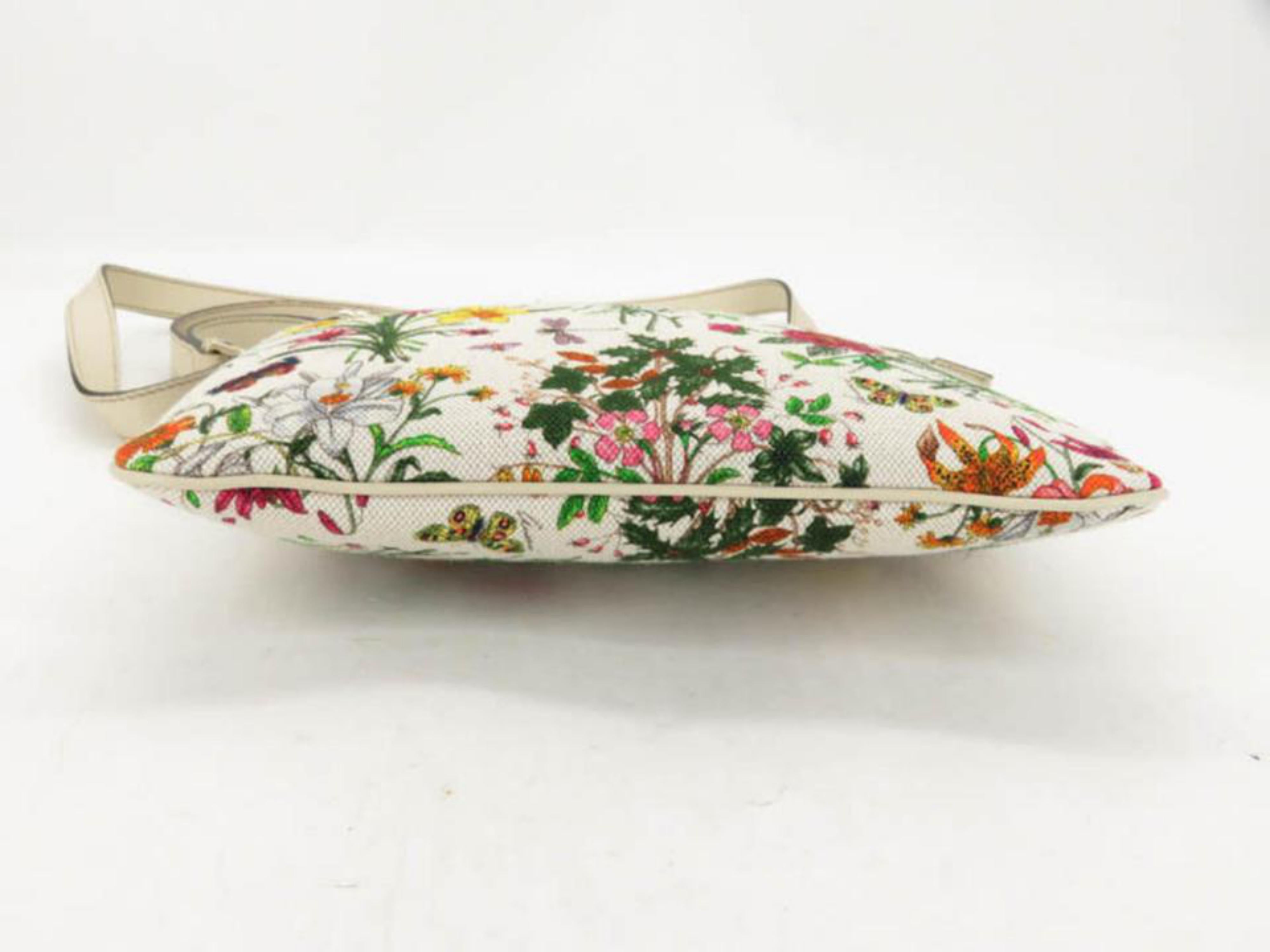 Gucci Floral Pattern Messenger 868604 White Canvas Cross Body Bag In Excellent Condition For Sale In Forest Hills, NY