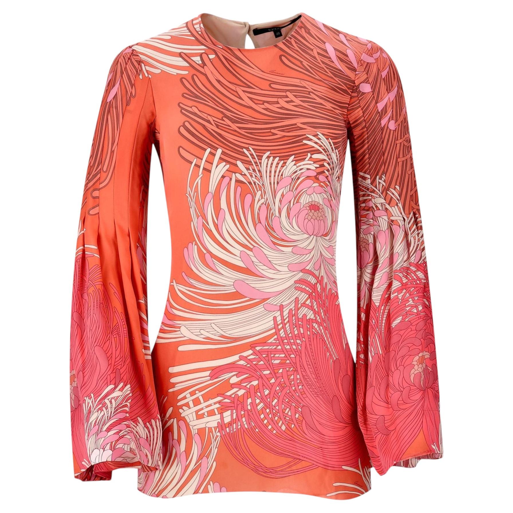Top in seta con stampa floreale e maniche a campana di Gucci