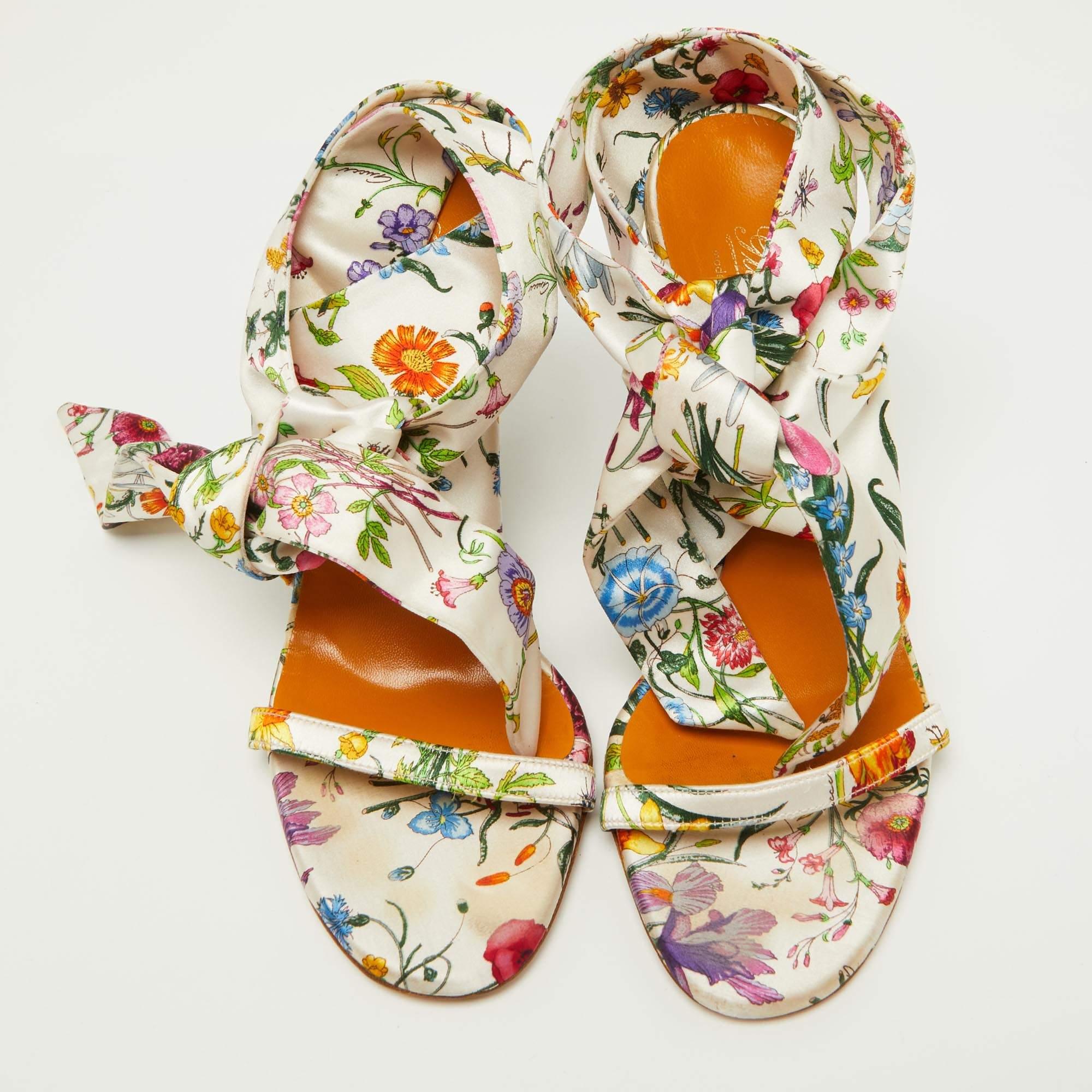 Gucci Floral bedruckte Satin-Sandalen mit Knöchelriemen und Keil Größe 38,5 im Zustand „Relativ gut“ im Angebot in Dubai, Al Qouz 2