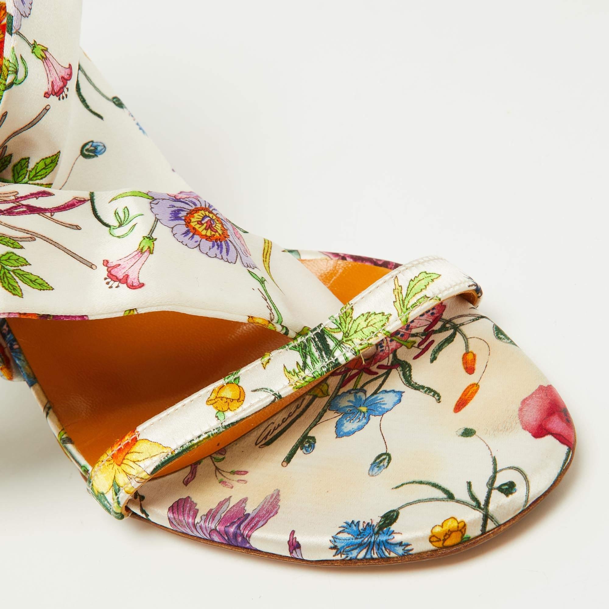 Sandales compensées Gucci à lanières à chevilles en satin imprimé floral taille 38,5 Pour femmes en vente