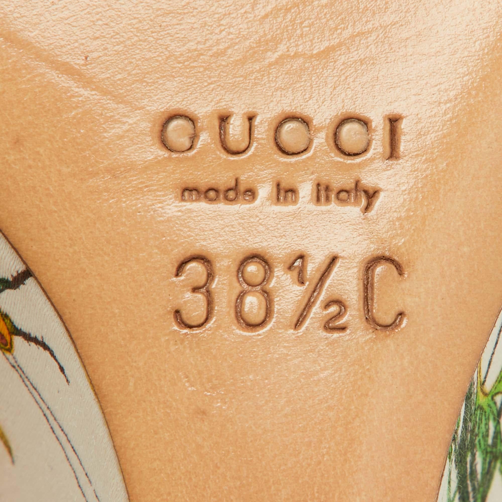 Gucci Floral bedruckte Satin-Sandalen mit Knöchelriemen und Keil Größe 38,5 im Angebot 1