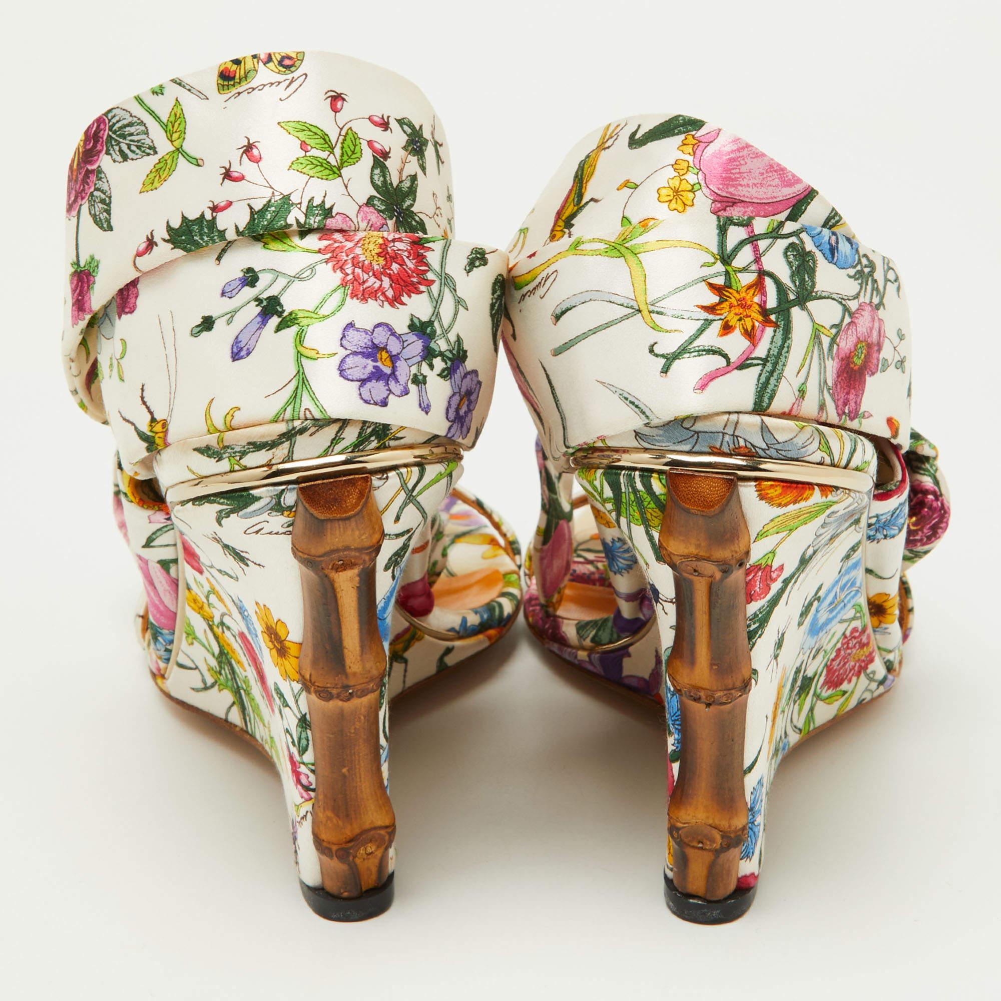 Gucci Floral bedruckte Satin-Sandalen mit Knöchelriemen und Keil Größe 38,5 im Angebot 3