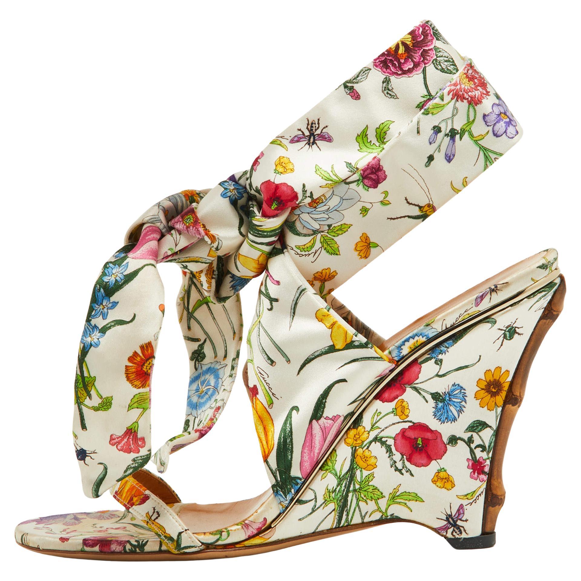 Sandales compensées Gucci à lanières à chevilles en satin imprimé floral taille 38,5 en vente