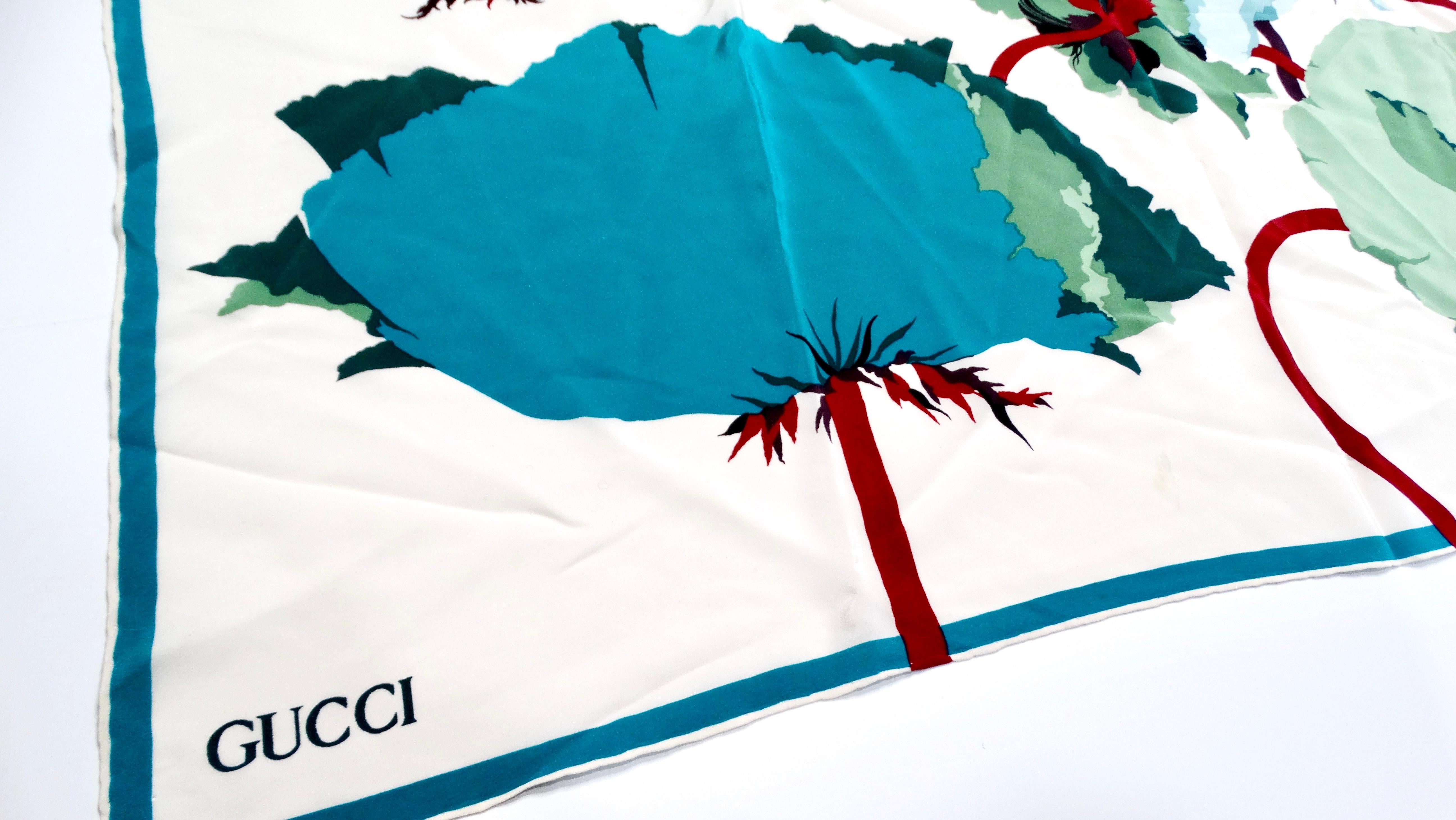 Eleva la tua collezione di accessori con questo splendido foulard in seta floreale di Gucci, splendidamente decorato con un accattivante motivo di papaveri blu e verdi su una base bianca. Questa lussuosa sciarpa di seta irradia eleganza e charme,