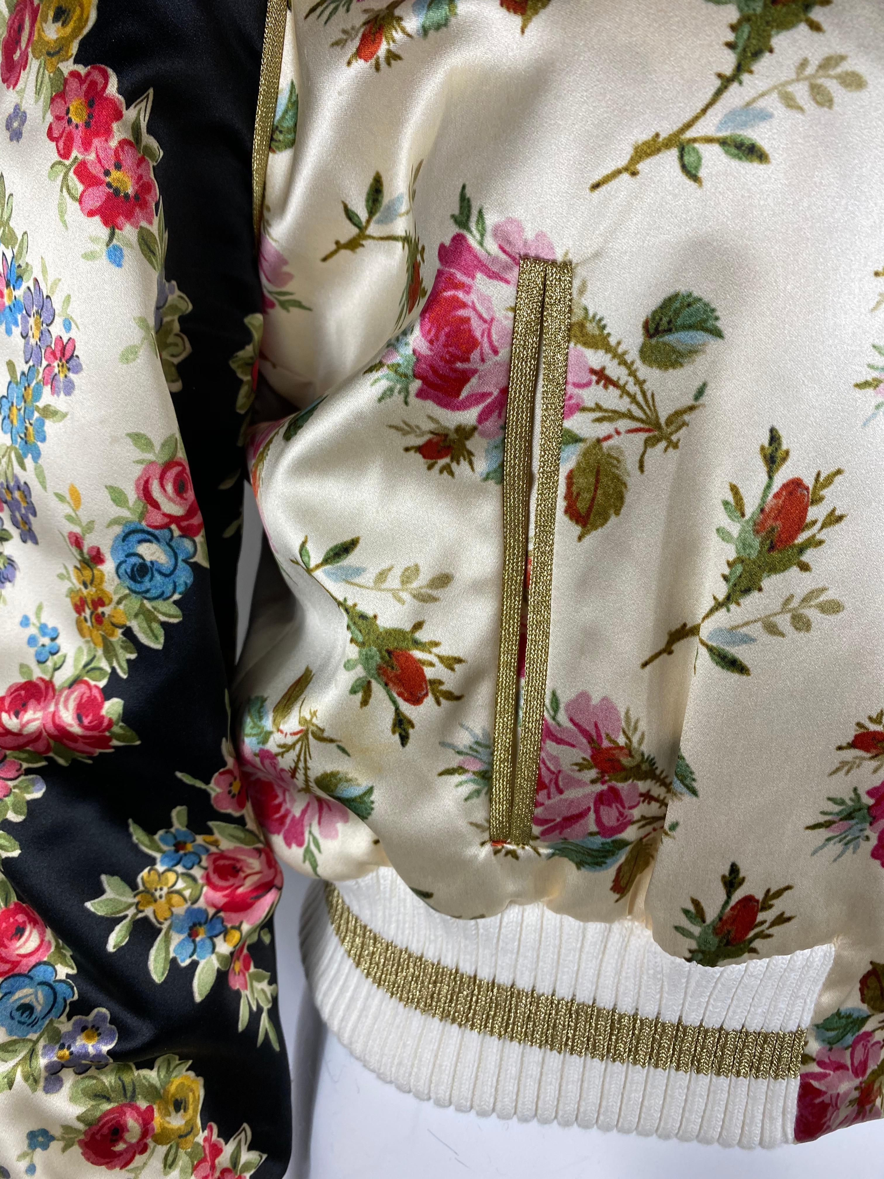 Einzelheiten zum Produkt: 

Aus schwarzer und weißer Seide mit mehrfarbigem Blumendruck und weiß-schwarz-goldenem Strickdetail. Seitentaschen und Reißverschluss vorne. 
Hergestellt in Italien.