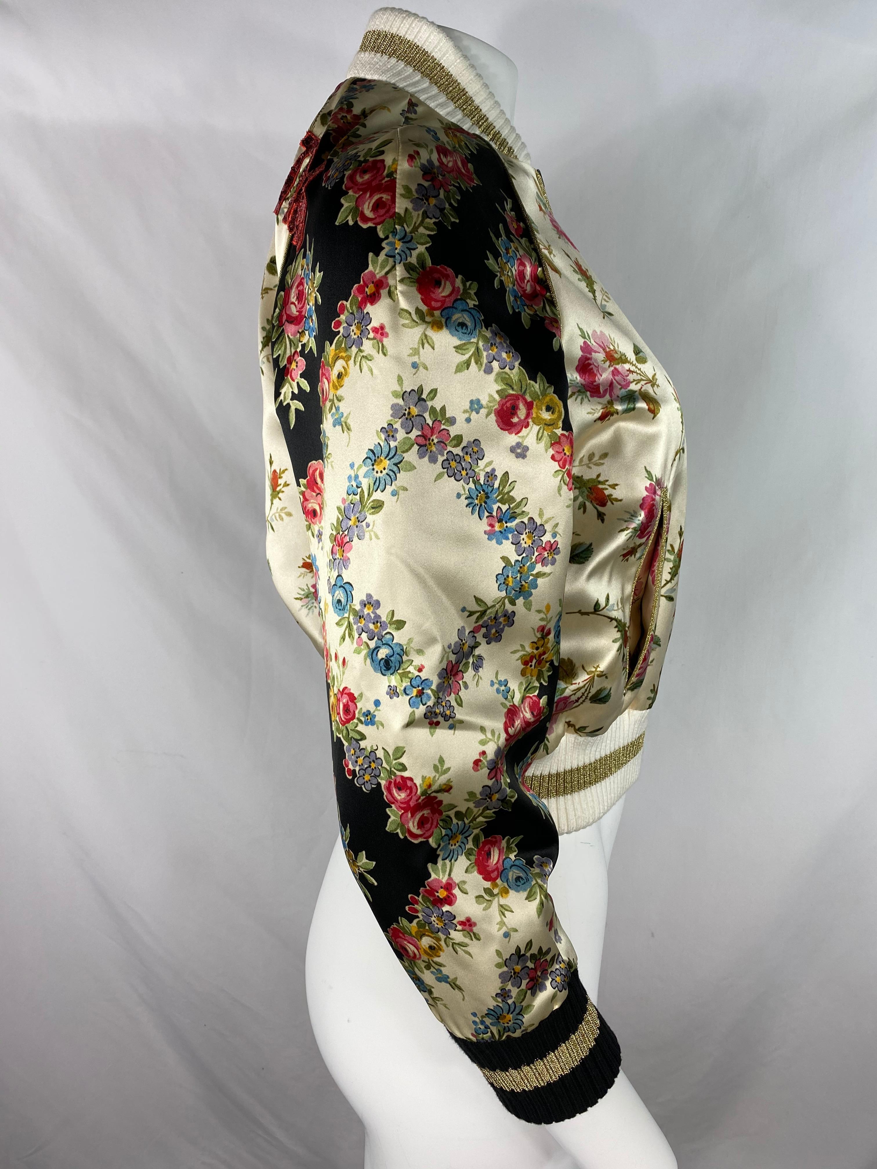 Gucci Floral Seide Bomber Jacke Größe 40 im Zustand „Hervorragend“ in Beverly Hills, CA