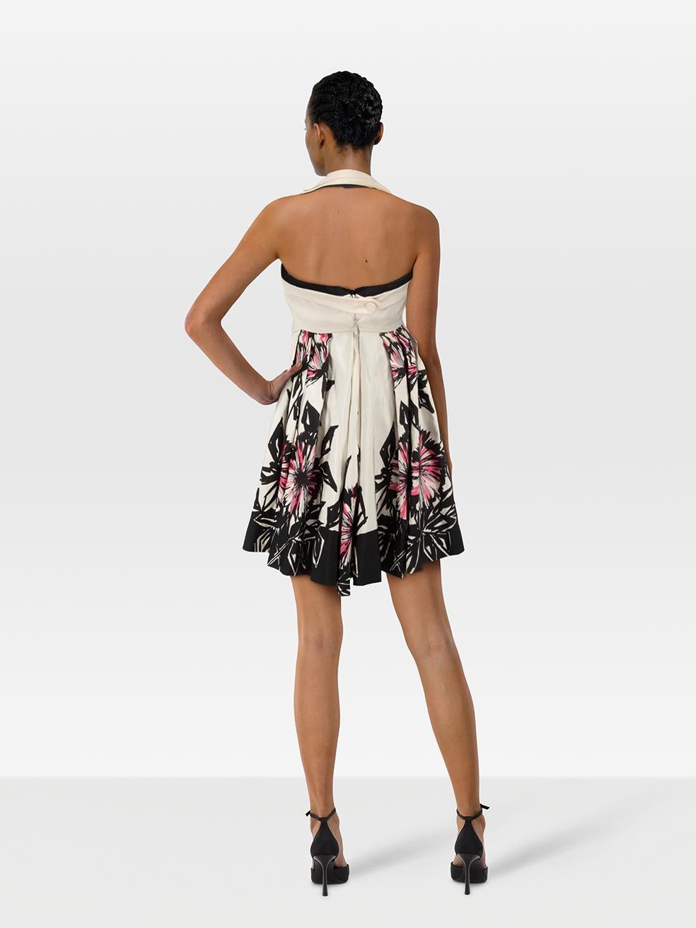 L'ÉTAT est bon. La robe est légèrement usée. Décoloration sur toutes les zones, en particulier sur le devant, le dos et près de la fermeture éclair et des boutons de la robe sur cet article de revente d'occasion du créateur Gucci.
 

 

 

 Détails
