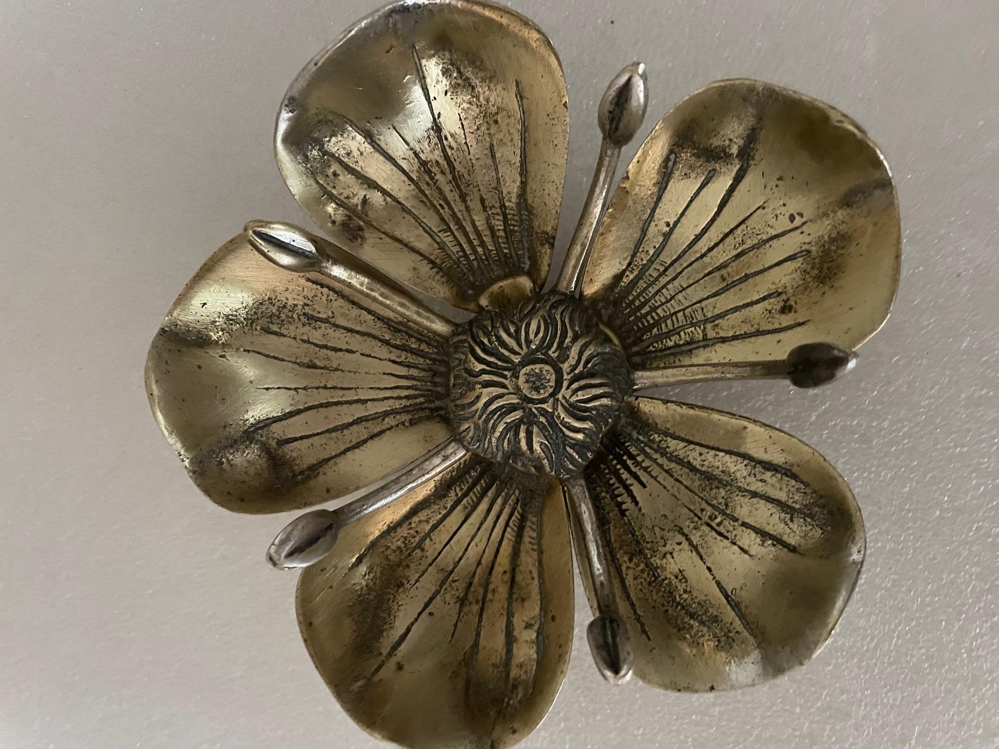 Gucci silver metal flower ashtray.
Flowers with removable petals, each serving as a small ashtray.