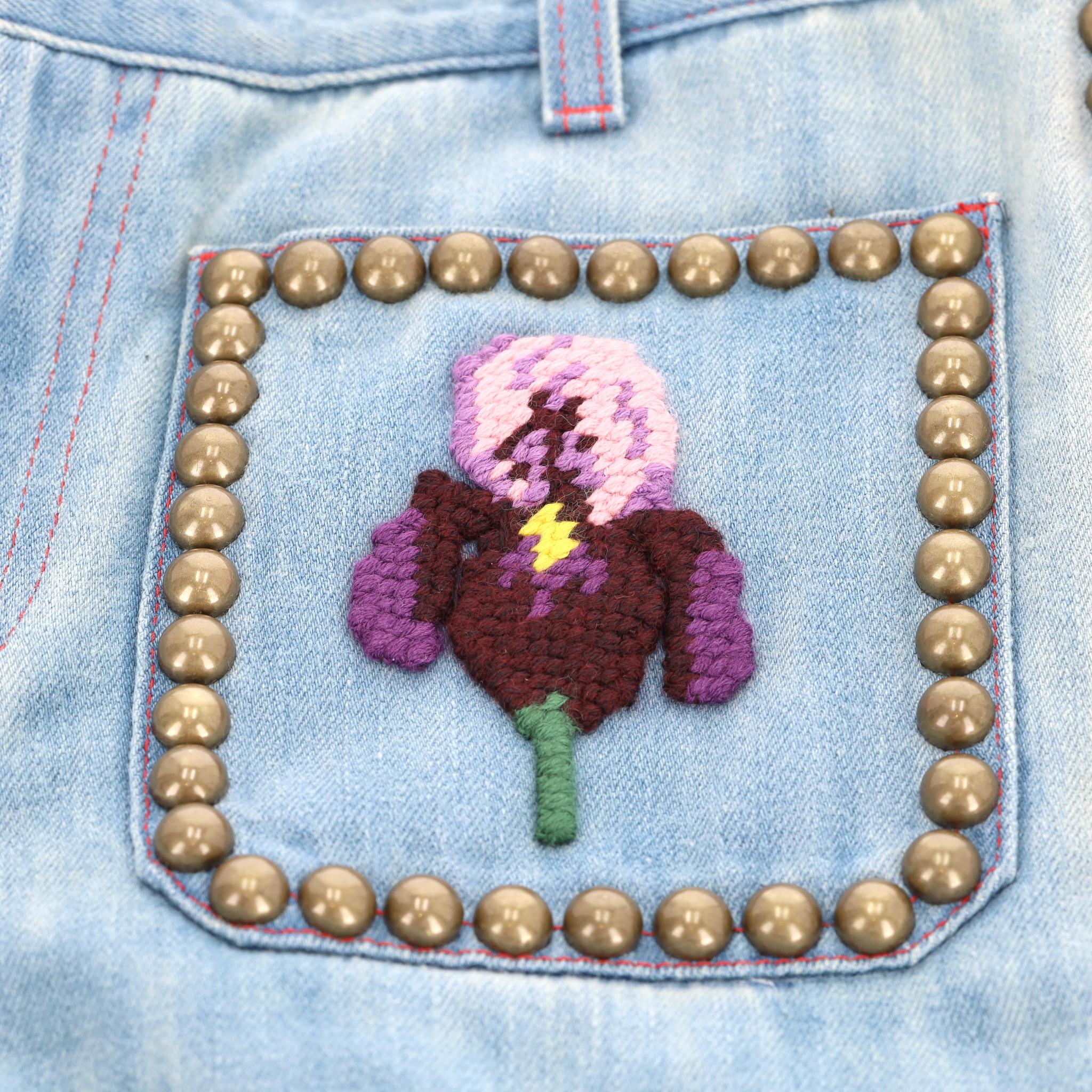 De las mujeres Vaqueros acampanados con bordado de flores y tachuelas Gucci en venta