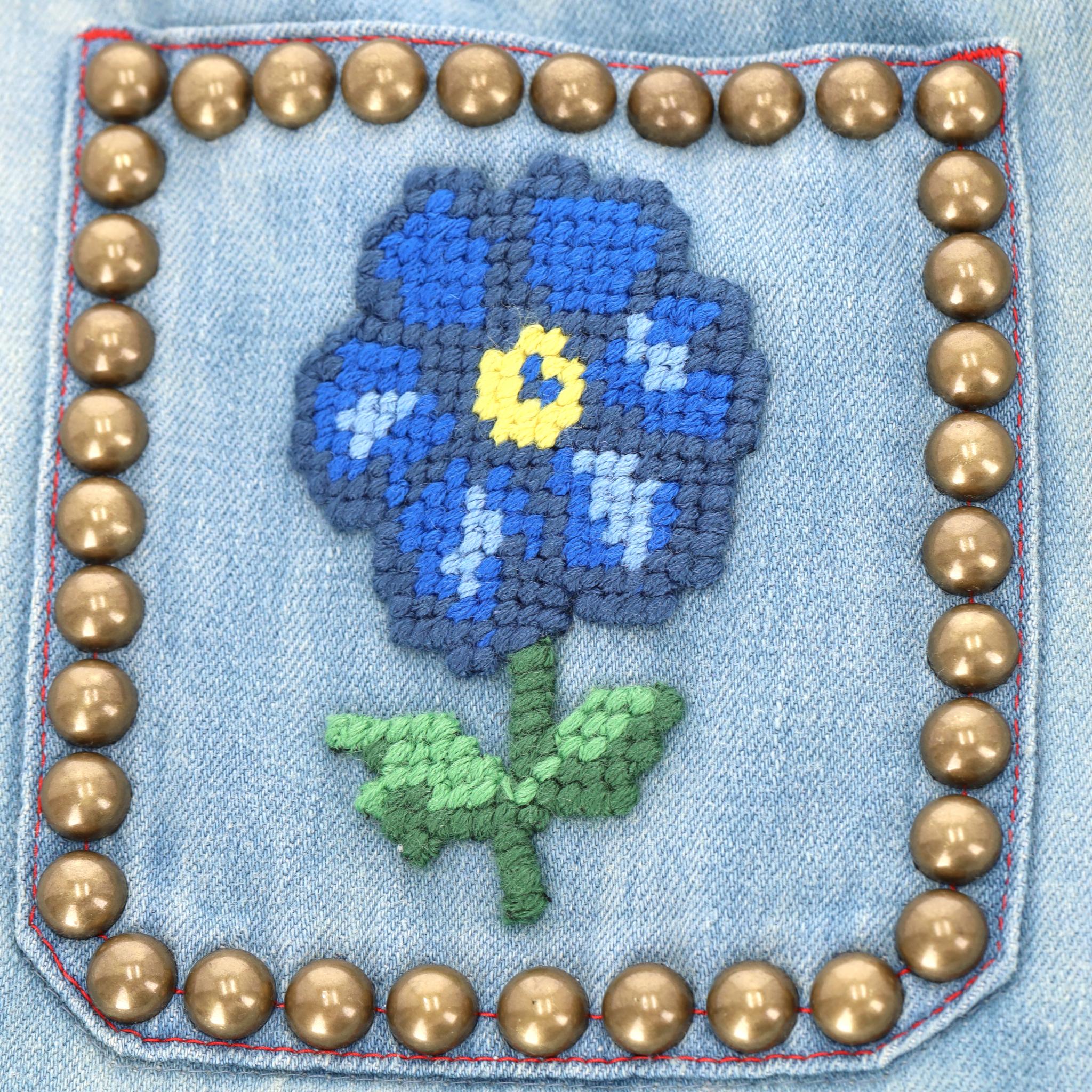 Vaqueros acampanados con bordado de flores y tachuelas Gucci en venta 1