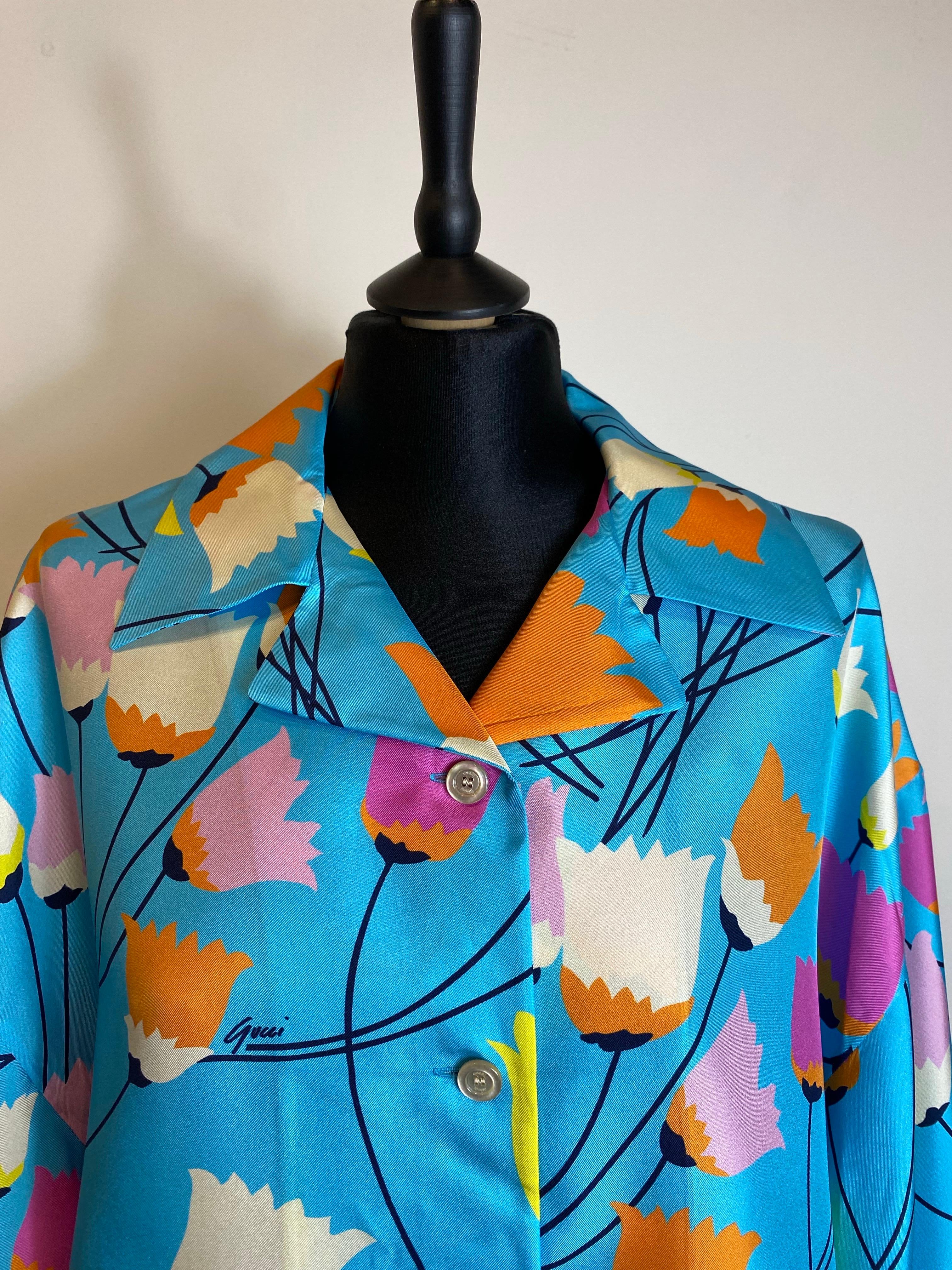 Gucci pajama set.
In 100% silk. Floral pattern.
Top size 40 Italian but fits over.
Shoulders (low) 60 cm
Bust 58 cm
Length 71 cm
Short size 42 Italian.
Waist 35 cm (elastic)
Length 45 cm
Excellent general conditions, like new.