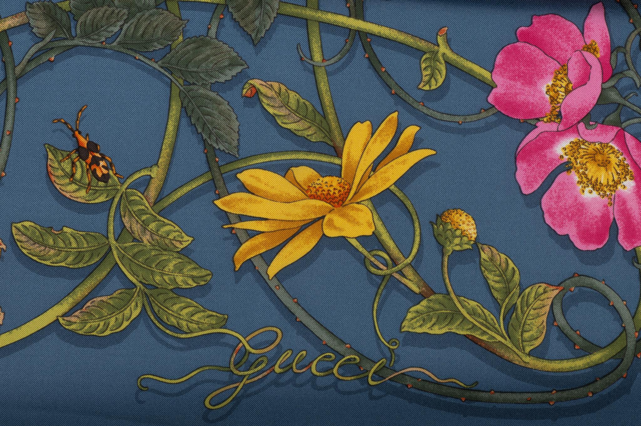 Blauer Seidenschal „Flowerwebby“ von Gucci im Zustand „Neu“ im Angebot in West Hollywood, CA