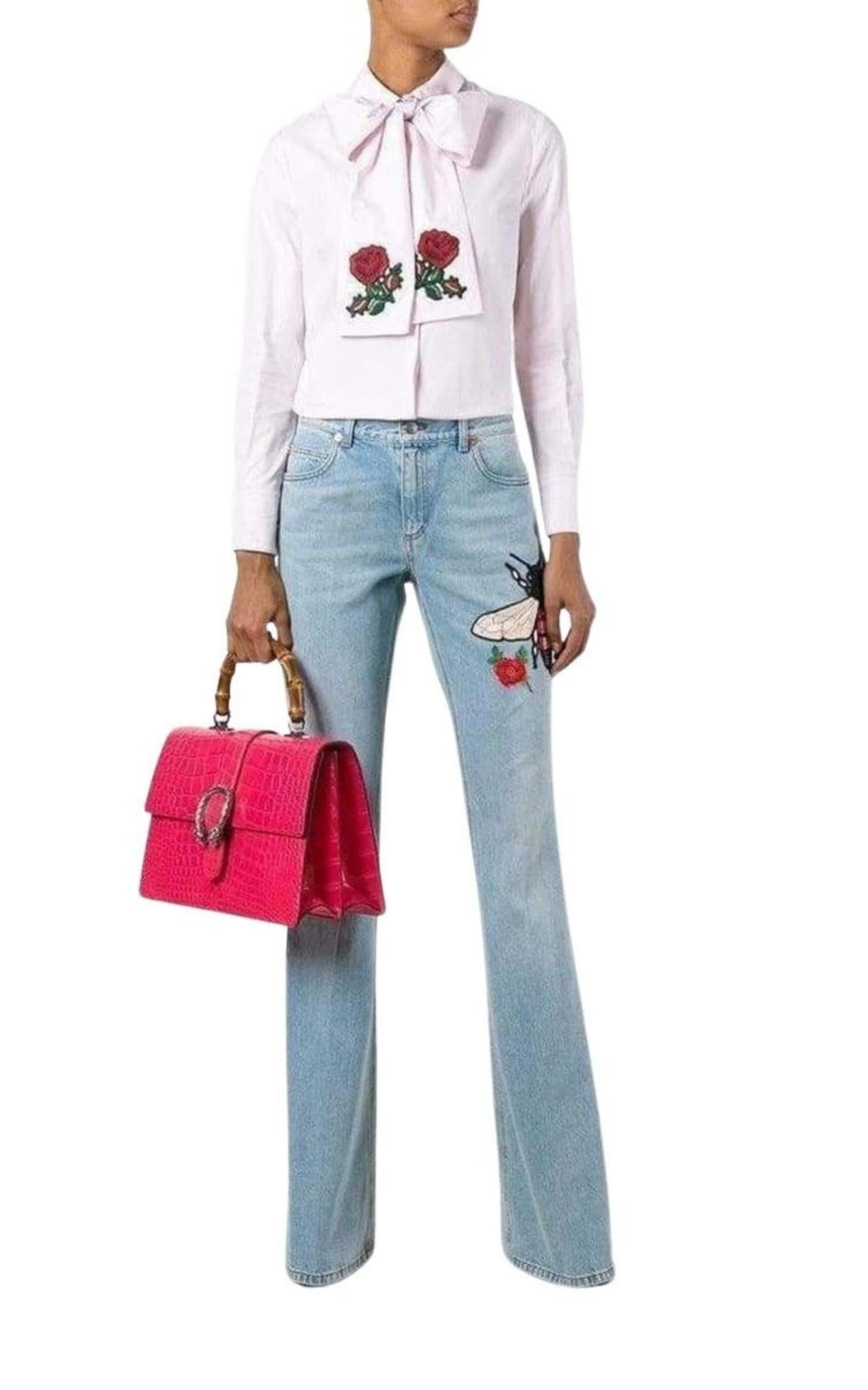 Caratterizzati da cintura con passanti, chiusura con bottone e zip, design a cinque tasche e patch del marchio in pelle sul retro, questi jeans svasati ricamati sono realizzati in Italia.
Ricamo a contrasto sulla gamba. 
Chiusura con zip e bottoni.