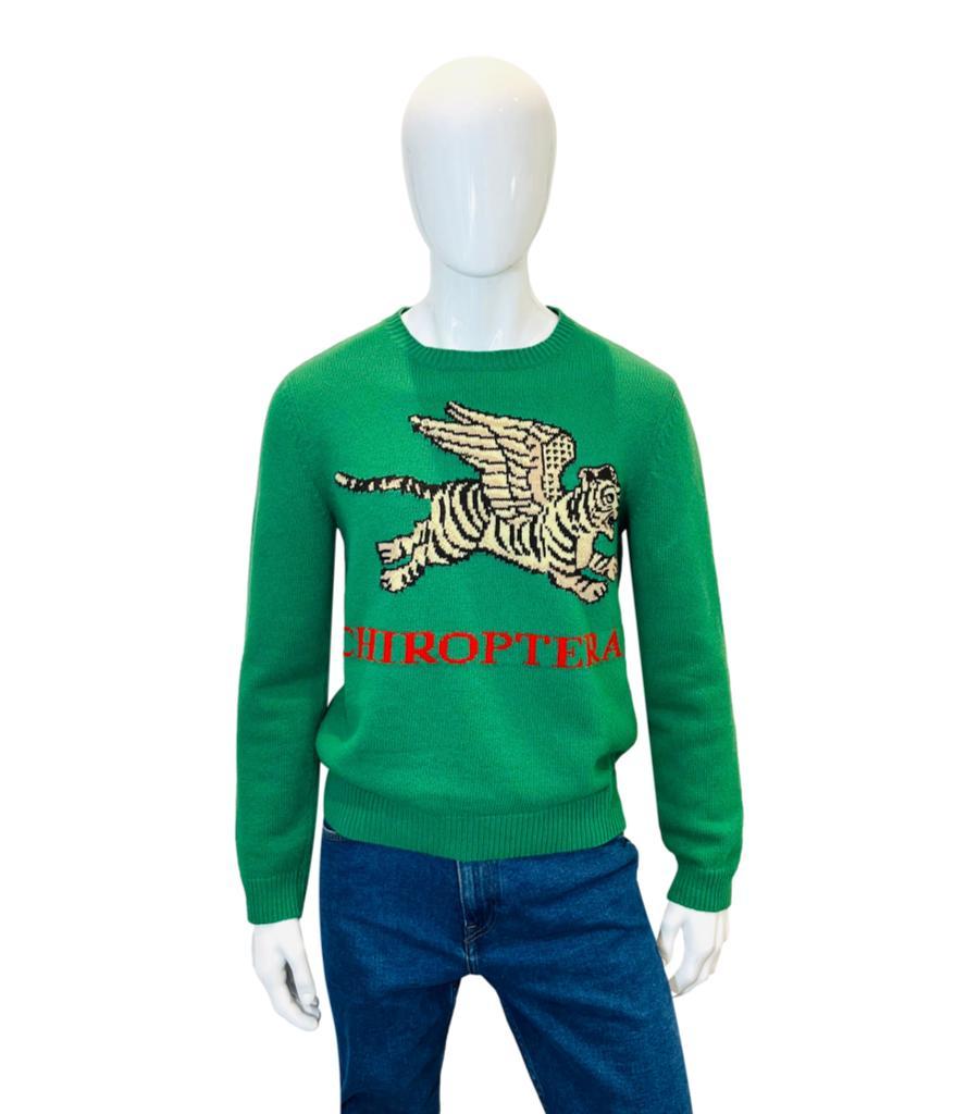 Brand New - Gucci Flying Tiger Wool Jumper
Green jumper designed with 'Flying tiger' embroidery and 'Chiroptera' inscription in red.
Detailed with 'the Moon pierced by a sworn' adornment to rear.
Featuring ribbed crew neckline and long sleeves. Rrp
