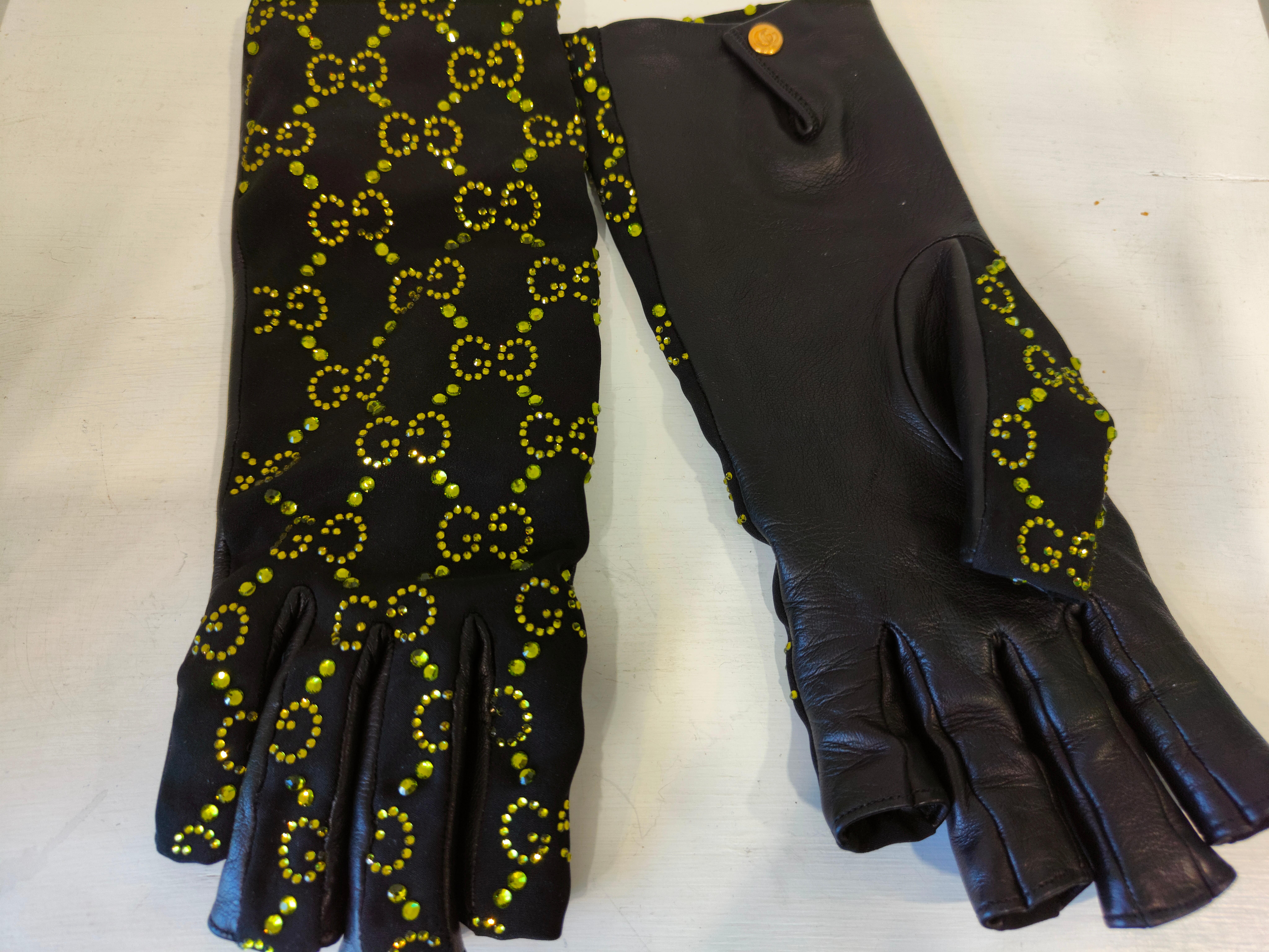 Gucci for Billie Eilish limited edition black leather green Swarovski gloves In Excellent Condition For Sale In Capri, IT