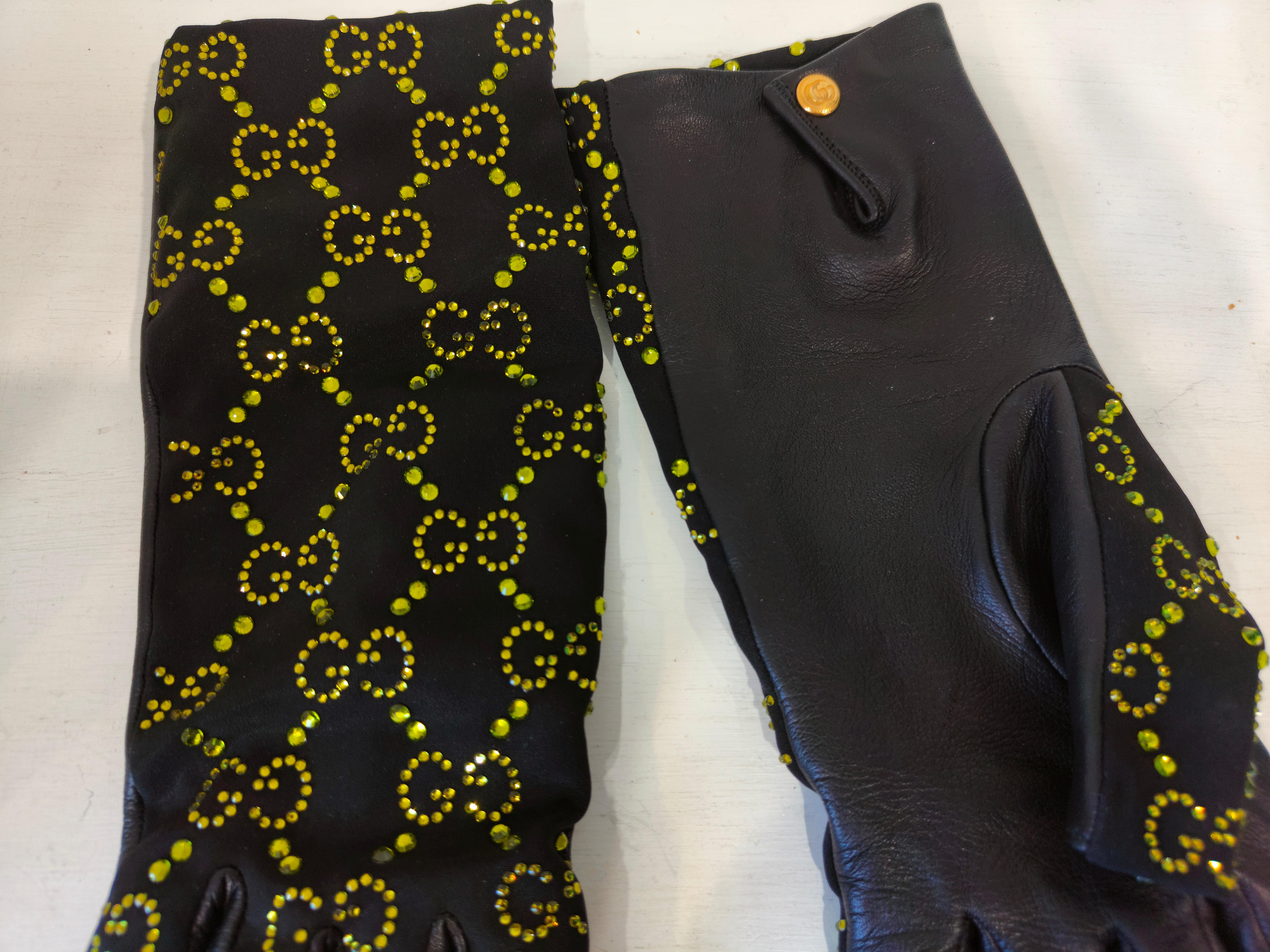 Gucci für Billie Eilish: schwarze, grüne Swarovski-Handschuhe in limitierter Auflage (Schwarz) im Angebot