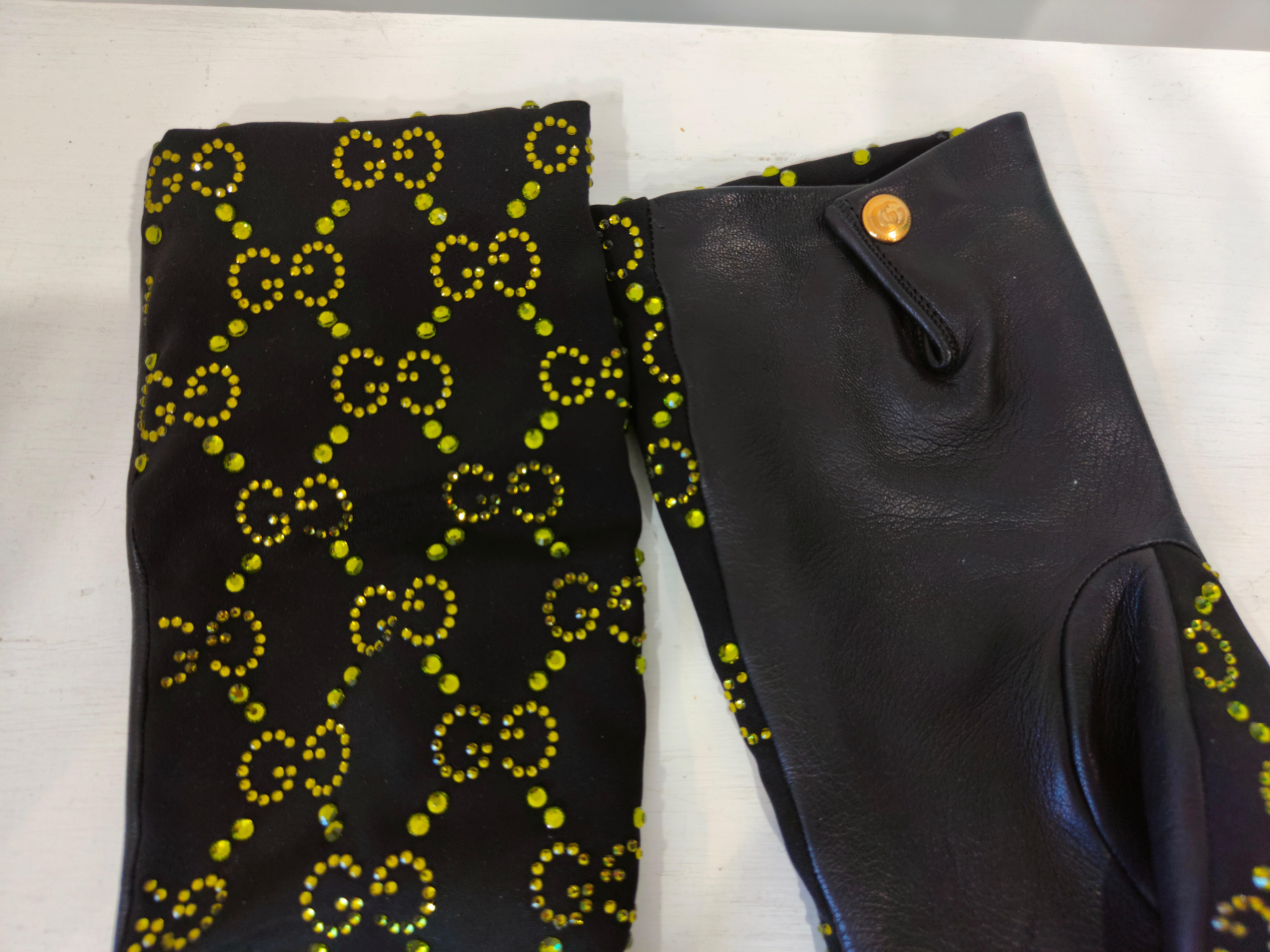 Gucci für Billie Eilish: schwarze, grüne Swarovski-Handschuhe in limitierter Auflage im Zustand „Hervorragend“ im Angebot in Capri, IT
