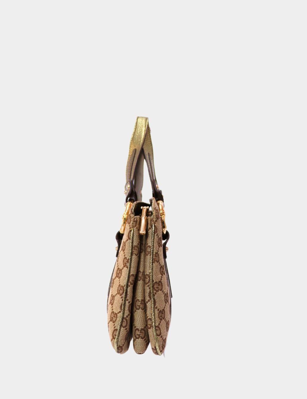 Una auténtica declaración de lujo italiano icónico, este Bolso de Lona con Monograma Gucci presenta la clásica lona GG acentuada con atrevidas correas de piel metalizada y el emblemático herraje de anilla de bambú Gucci. Combinando la marca