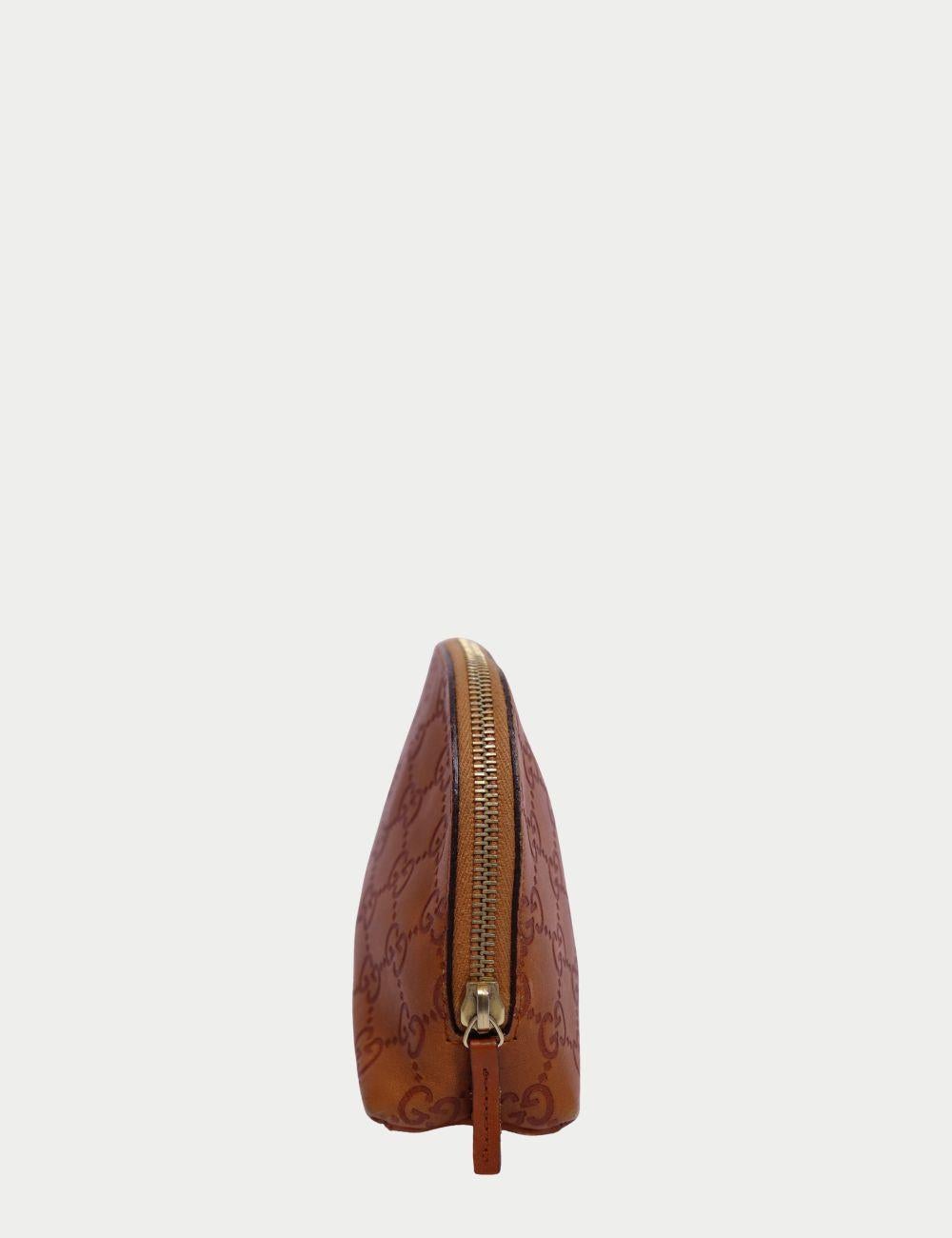 Vintage Gucci GG Monogram Leder Kosmetiktasche - Braun

Tragen Sie Ihre Beauty-Essentials in zeitlosem Luxus mit diesem Vintage Gucci GG Kosmetiktäschchen aus edlem braunem Leder. Diese Reißverschlusstasche ist mit dem kultigen GG-Monogramm von