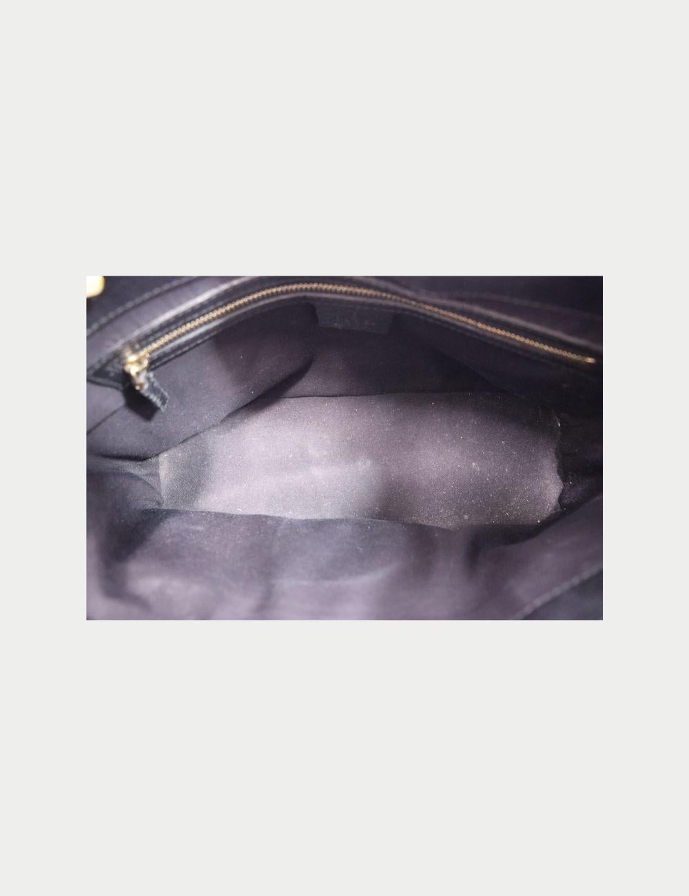 Haz una declaración poderosa con este icónico bolso Gucci D-Horsebit en lona GG negra. Este diseño estructurado de asa superior está adornado con los herrajes de bocado de caballo dorados característicos de Gucci y acentuado con un detalle de