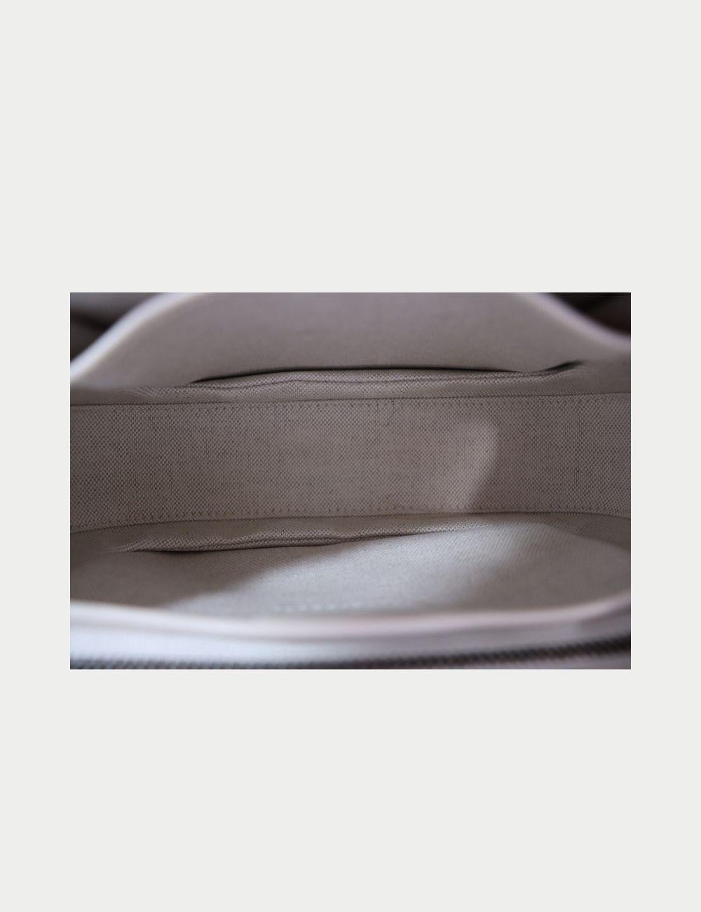Ce sac à anse en bambou de Gucci, confectionné en cuir beige lisse, est doté de l'anse en bambou emblématique de la maison et d'une fermeture à cadenas. Véritable héritage qui célèbre le savoir-faire de Gucci, cette pièce allie l'élégance classique