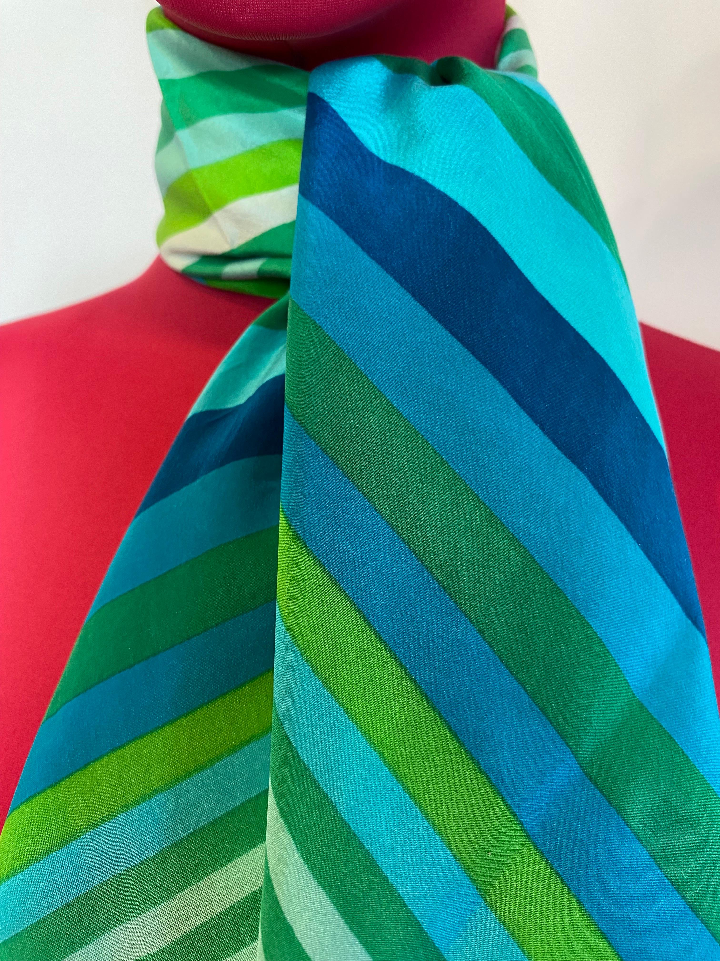 Gucci scarf in 100% white and green silk. 
In excellent condition. 

Length 86 cm
Width 84 cm