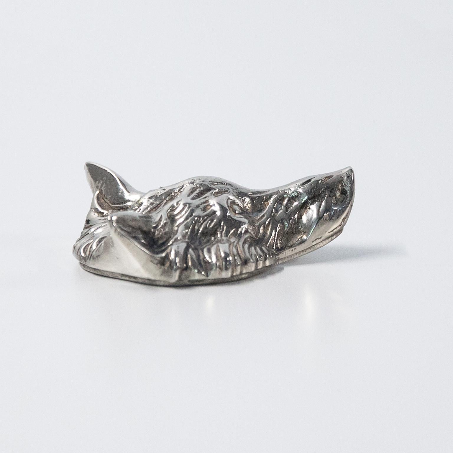 Gucci Vintage fox bottle opener in silver plated metal and signed with Gucci. Very good vintage condition.

