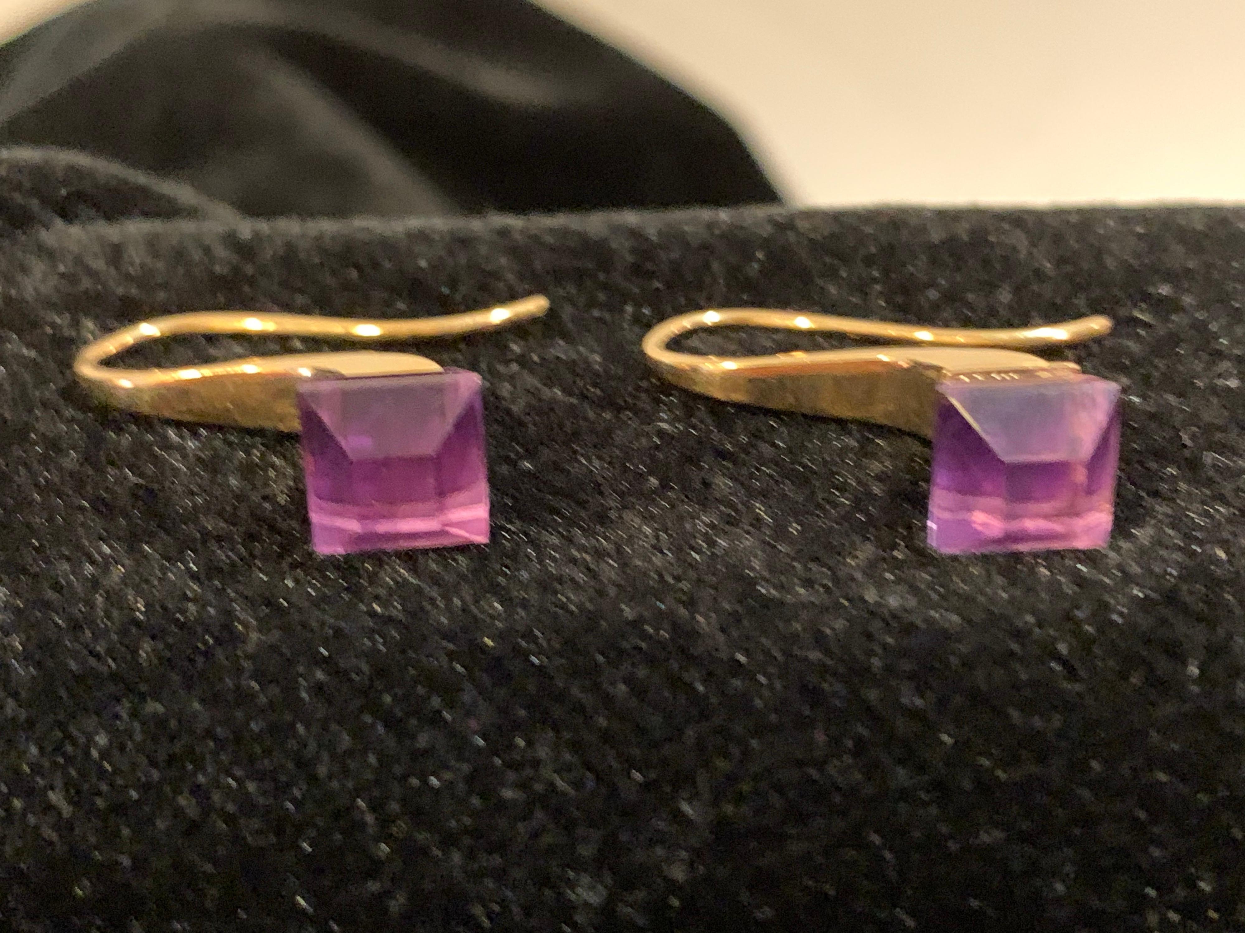 Sleek and stylish 18-karat yellow gold earrings with faceted amethysts by Gucci.