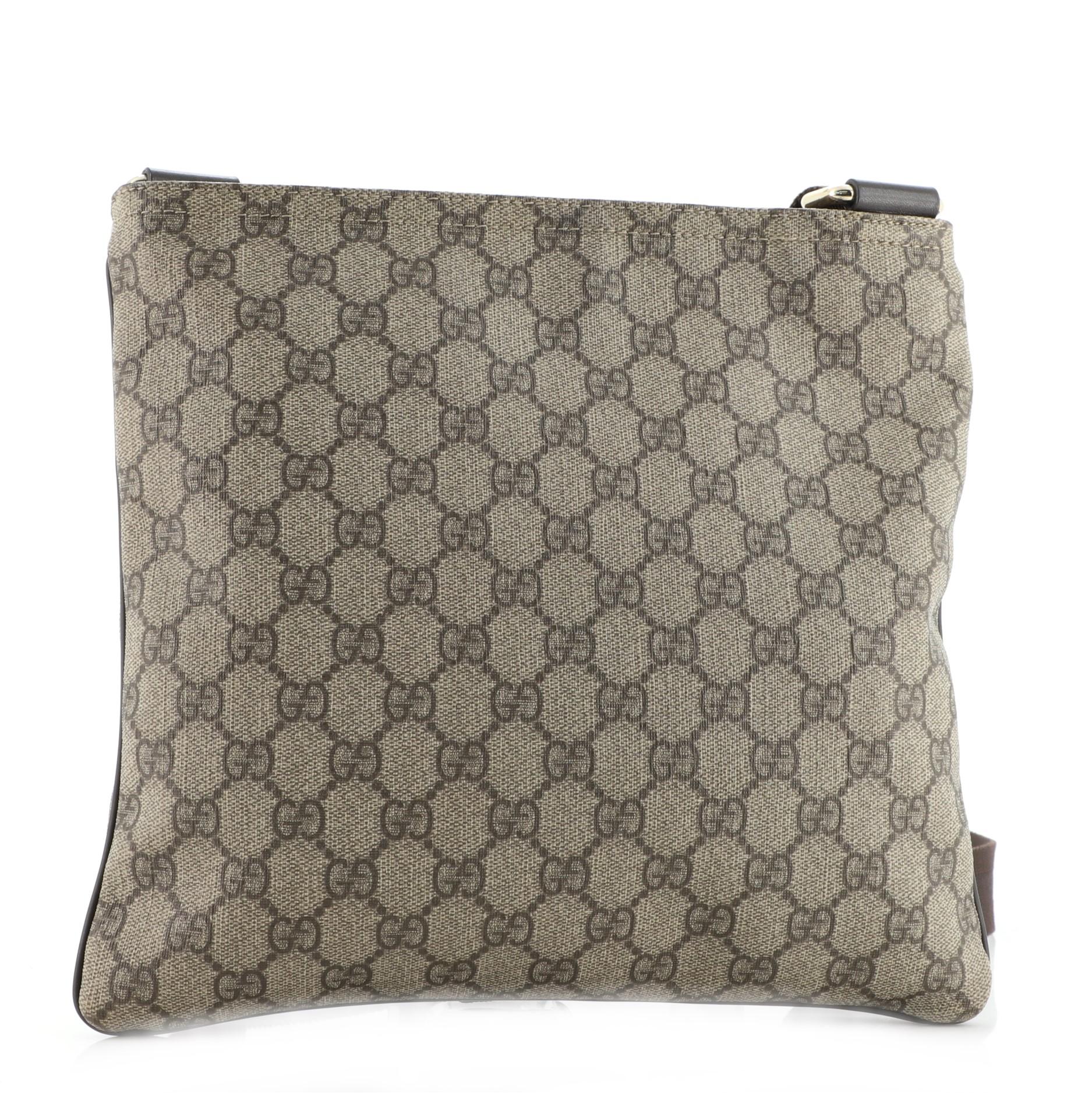 Gucci Bolsa Messenger Plana Cremallera Delantera GG Lona Estucada Mediana Gris