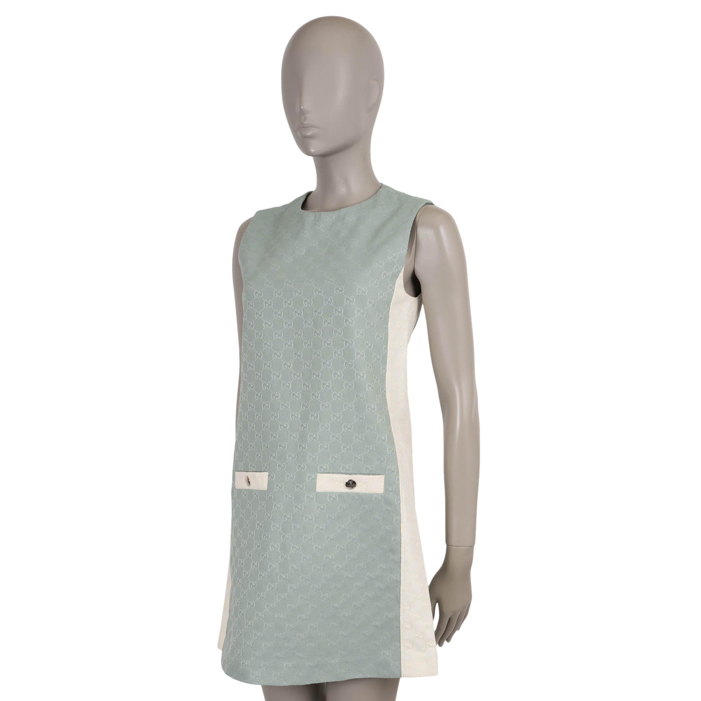 Este vestido Gucci 100% auténtico está confeccionado en lona Frozen Ice (verde menta) GG Supreme, una mezcla de algodón (70%) y poliéster (30%), con paneles laterales en contraste de color crema. Con una mini silueta acampanada, está diseñado con