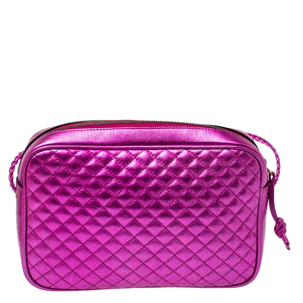 This stylish bag is crafted of fuchsia-hued leather in a quilt diamond pattern. The creation features a crossbody leather strap and the GG logo and Horsebit detail in gold-tone and silver-tone. This opens to a red floral pattern interior with a