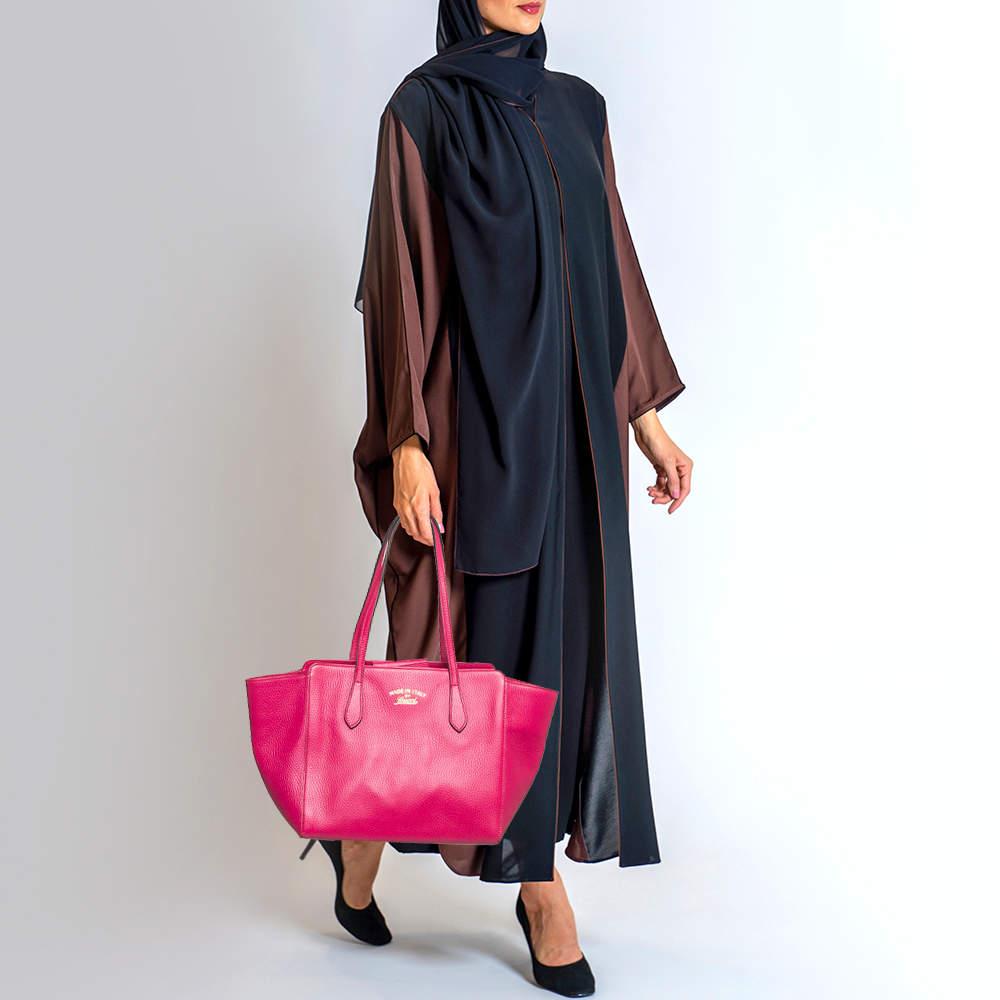 Gucci Fuchsia Leather Small Swing Tote In Good Condition For Sale In Dubai, Al Qouz 2
