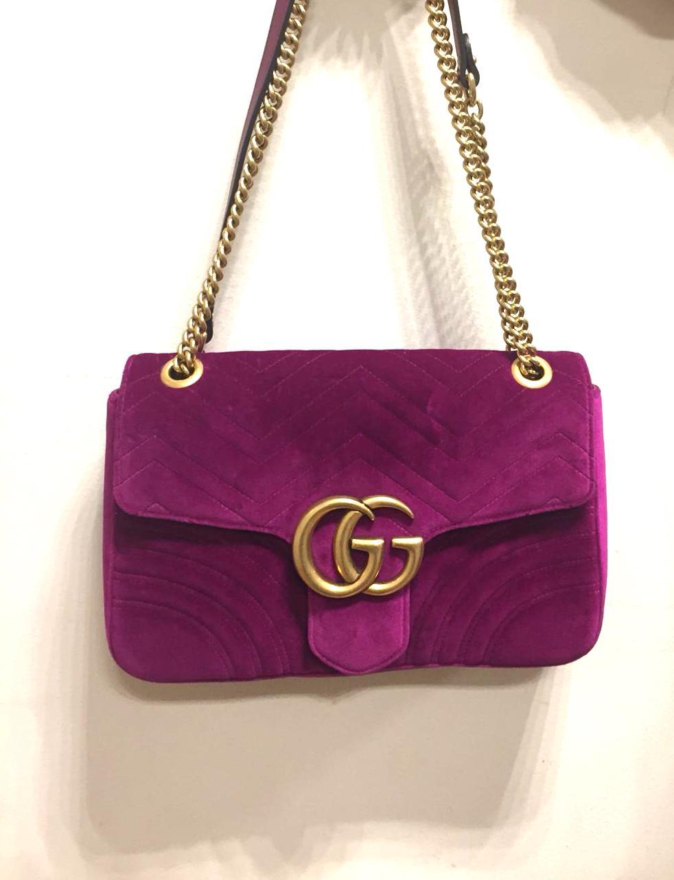 GUCCI marmont medium bag in fuchsia velvet complete with dustbag and authenticity card.
Material: velvet
Insert: leather


