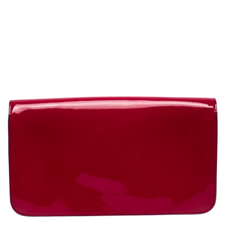 Gucci brings you yet another gorgeous accessory with this clutch. It has been carefully crafted from patent leather into a simple shape. The front flap featuring the signature Horsebit opens to reveal a suede interior for your