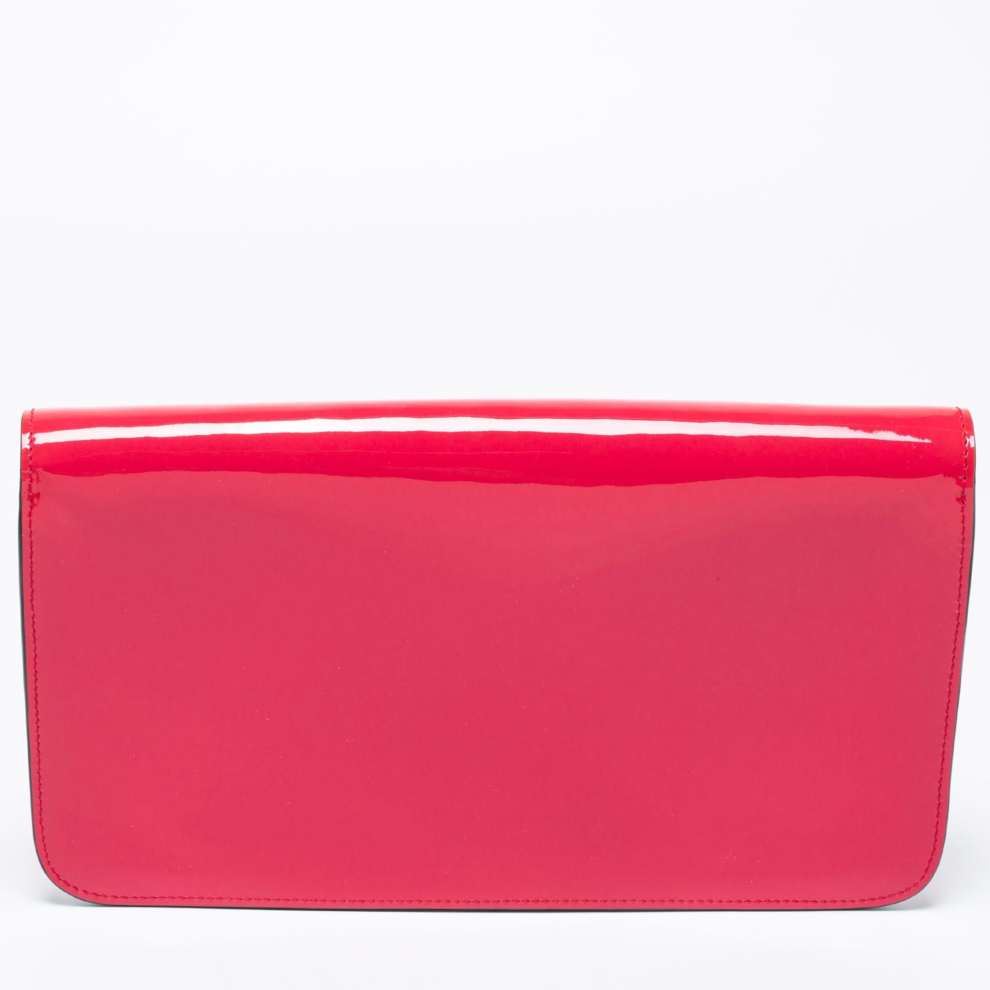 Gucci brings you yet another gorgeous accessory with this clutch. It has been carefully crafted from patent leather into a simple rectangular shape. The front flap featuring the signature Horsebit opens to reveal a suede interior for your