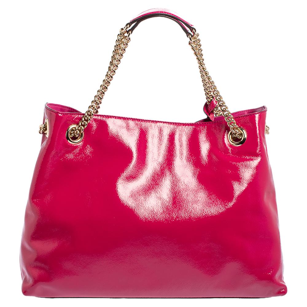 This Soho bag designed by Gucci is hugely admired and was made to offer eternal luxury and opulence. It is created using fuchsia patent leather externally and uses gold-toned fittings to complete its structure. An interlocking GG logo is embossed on