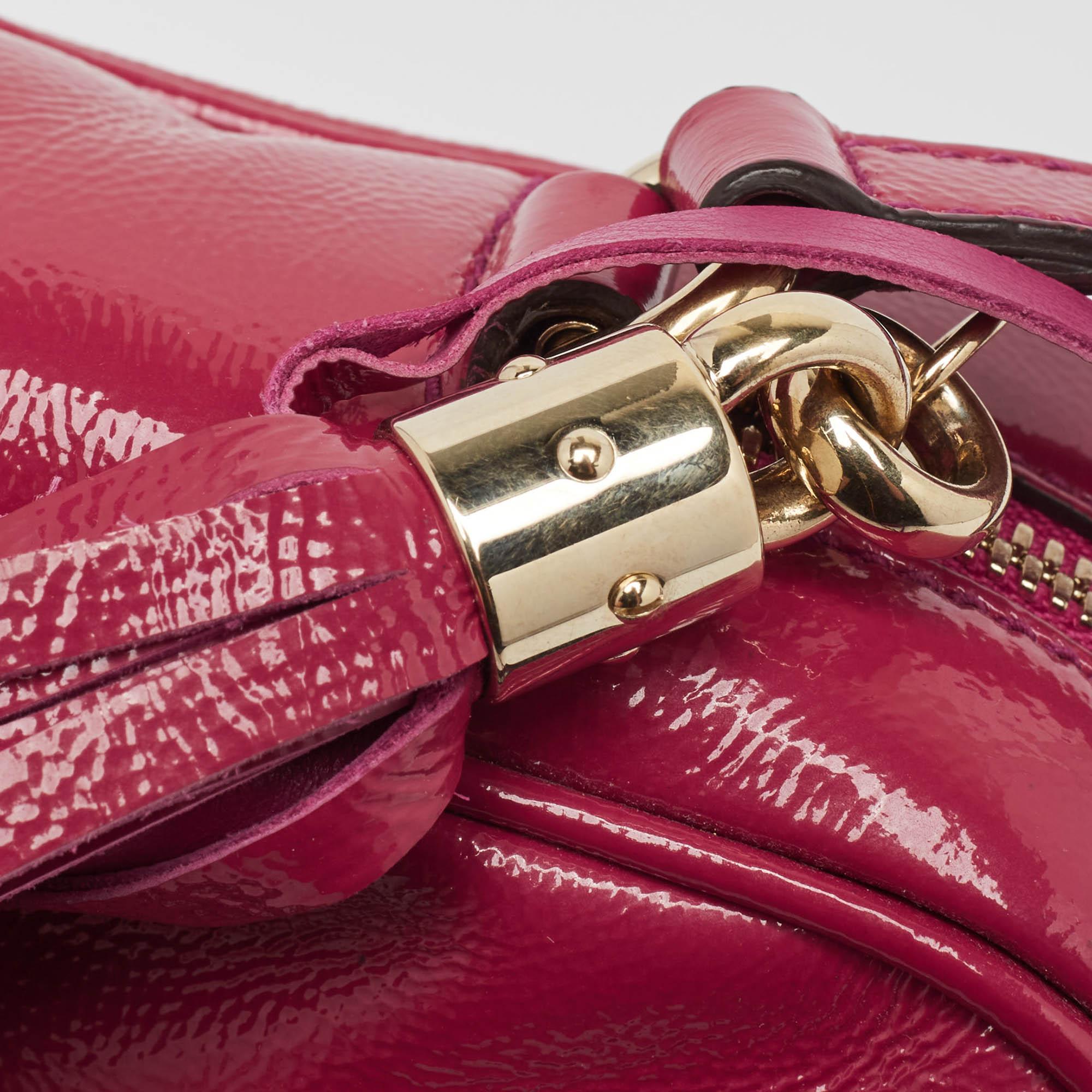 Gucci Fuchsia Lackleder Kleine Soho Disco Crossbody Tasche im Zustand „Gut“ im Angebot in Dubai, Al Qouz 2