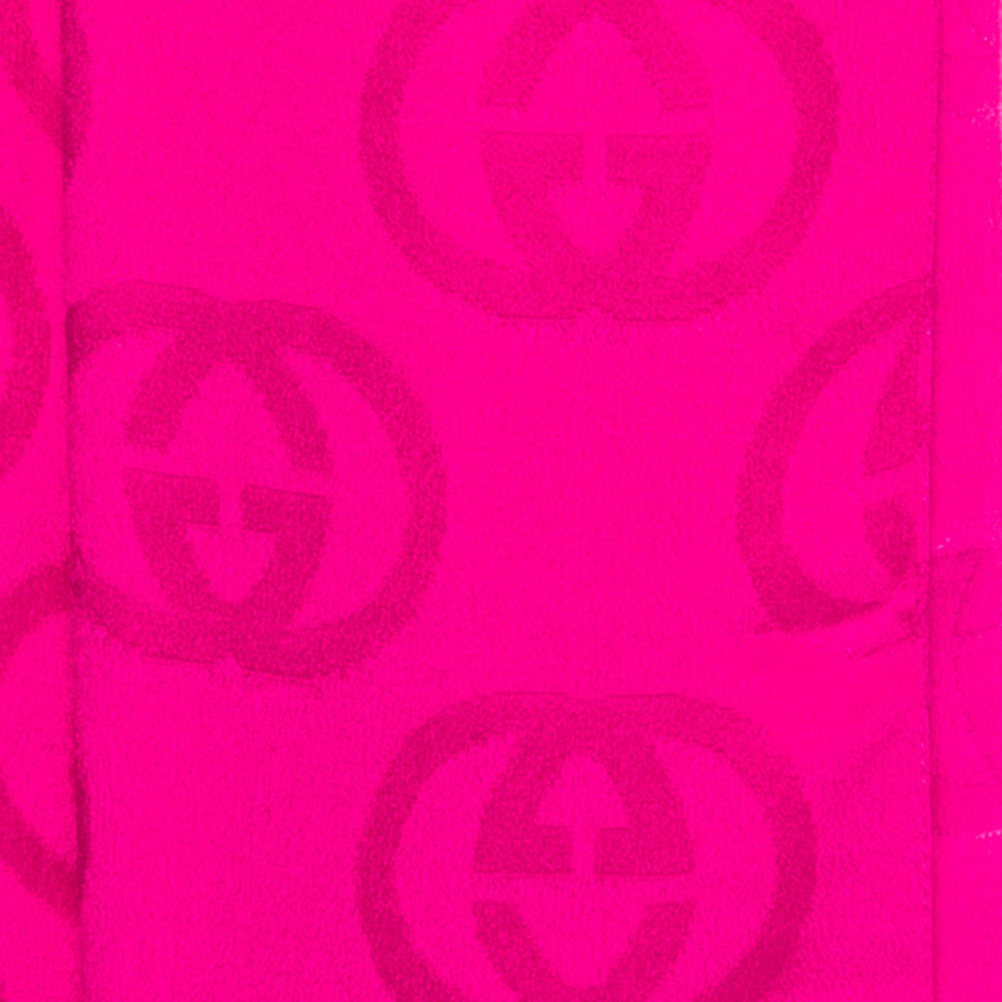 Gucci Fuchsia Pink GG Pattern Silk Fringed Stole In Good Condition For Sale In Dubai, Al Qouz 2