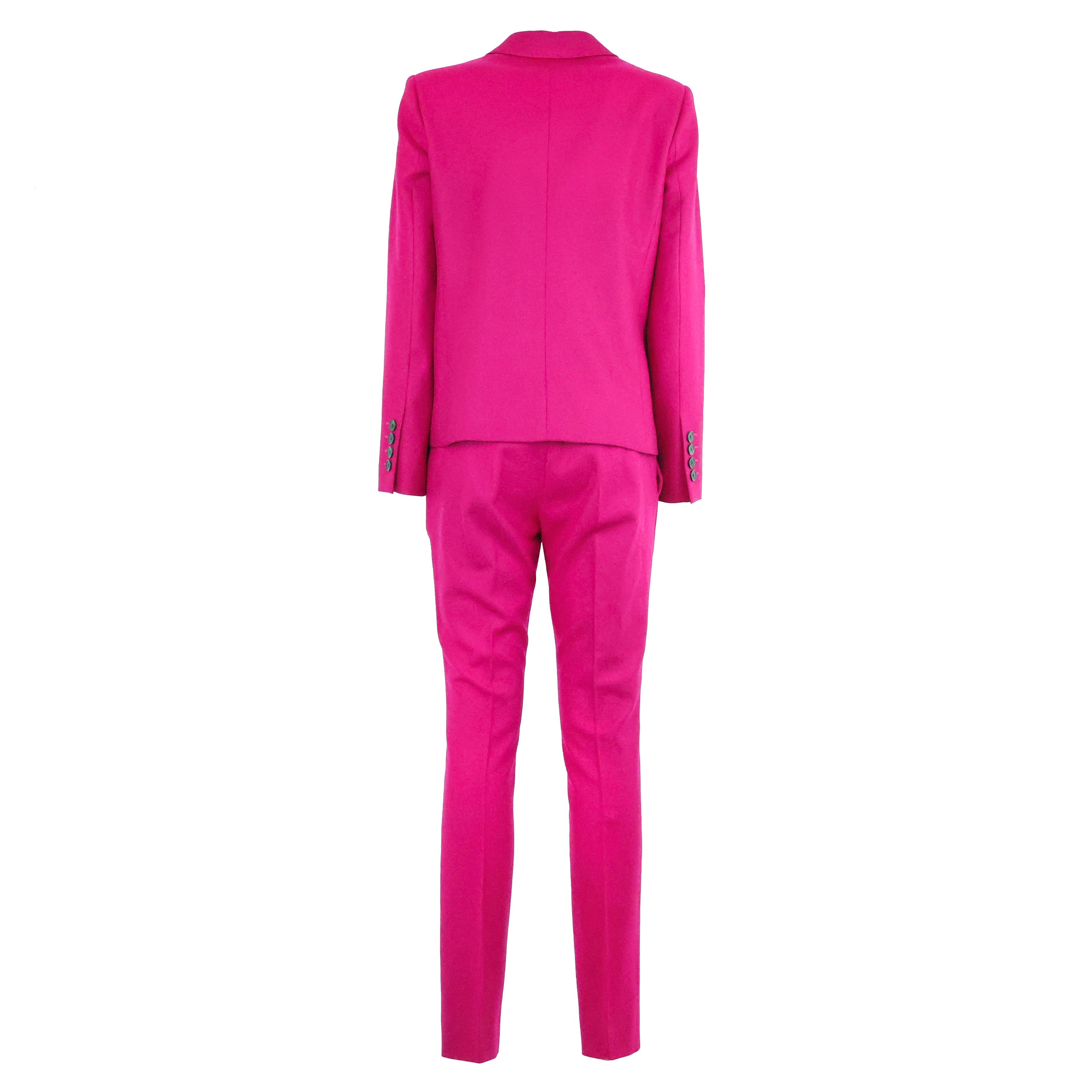 Gucci Tailleur in wool color fucsia, silk linning Jacket size: 42IT, Pants size: 40IT.

Condition:
Really good.

Packing/accessories:
Hanger.
