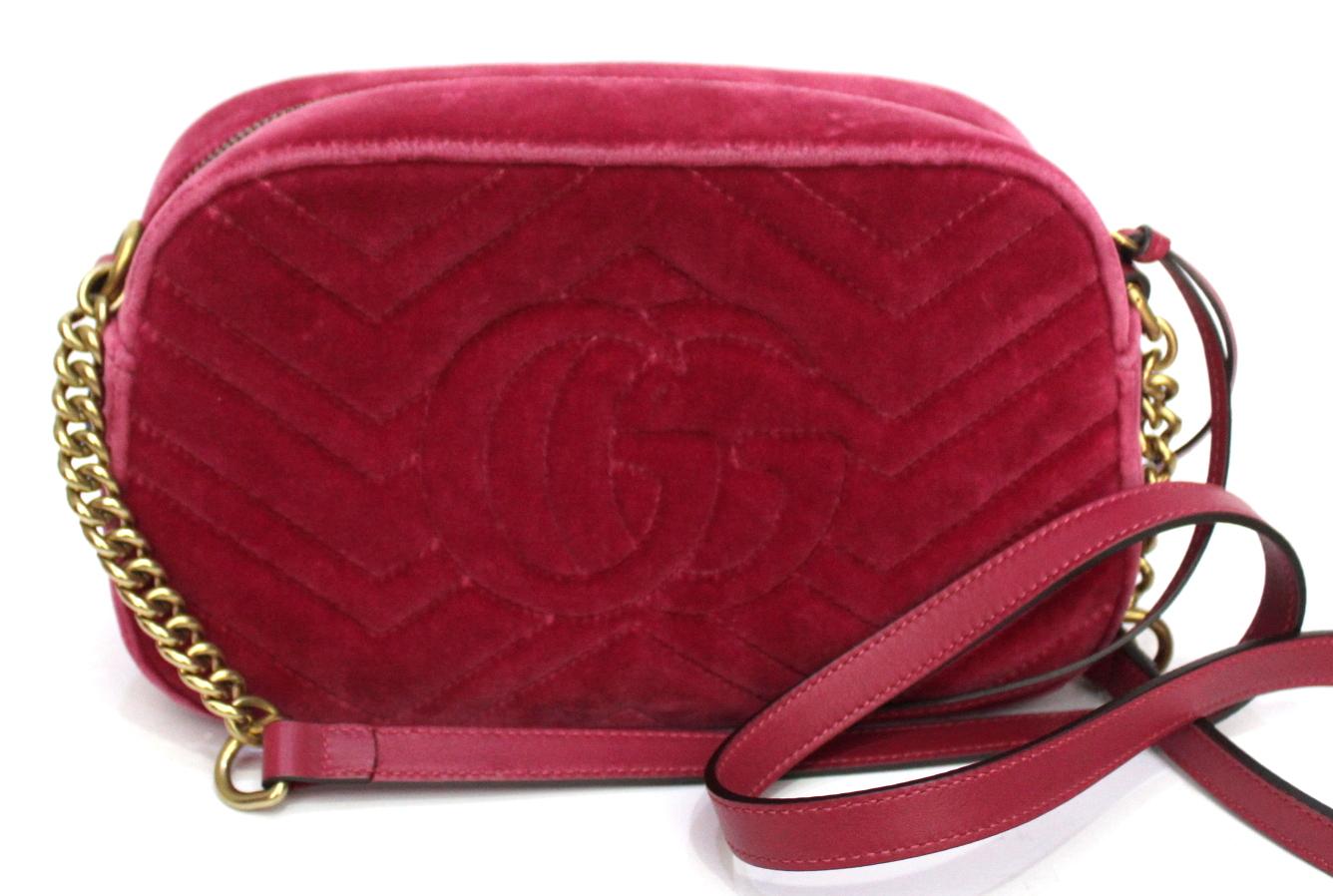 Gucci line Marmont bag in fuchsia velvet with gold hardware.
Top zip closure. Equipped with a leather and chain shoulder strap to wear it comfortably on the shoulder.
Internally large and fitted with a pocket. It seems in perfect conditions.