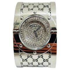 Reloj Gucci Twirl con esfera de diamantes y pavé completo 