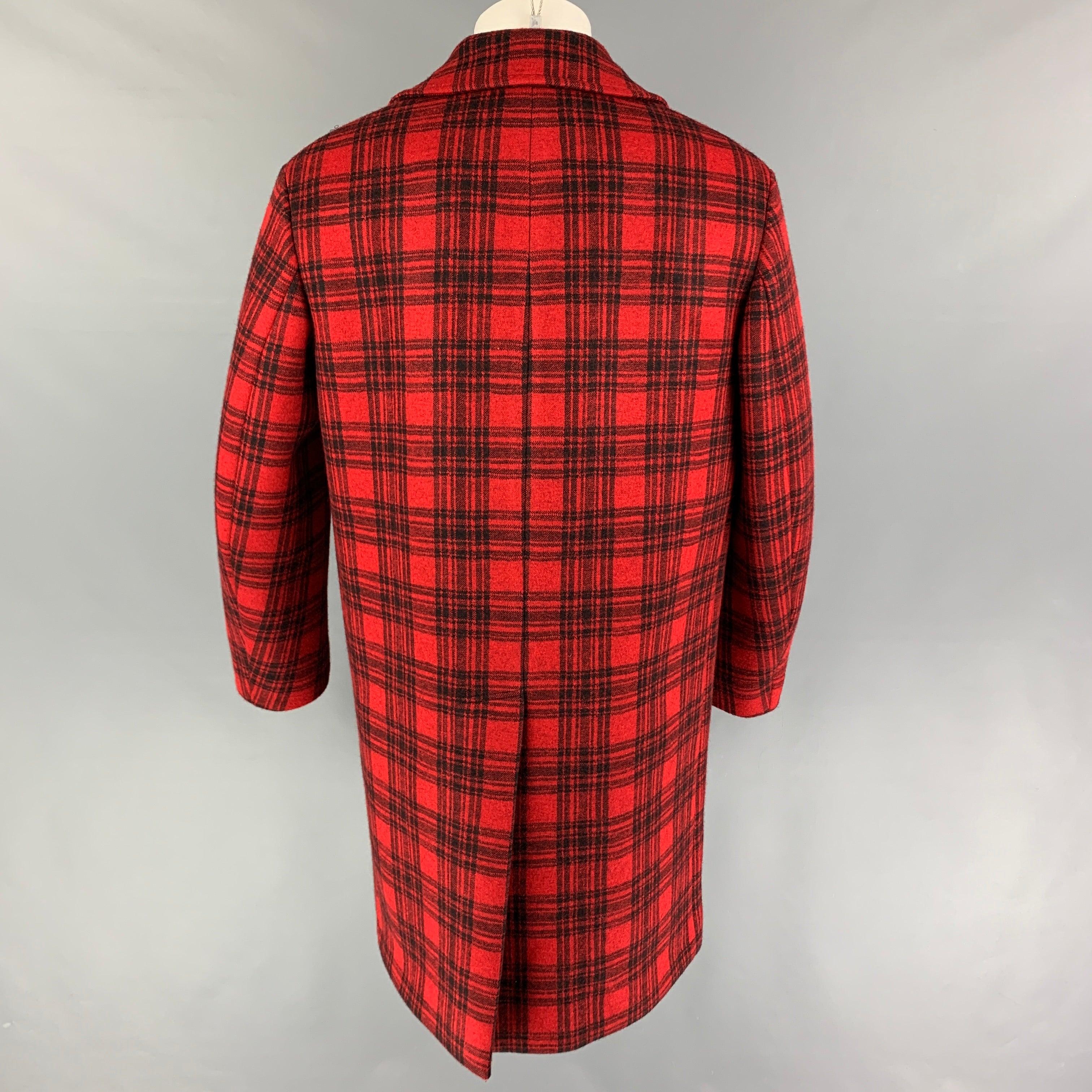 GUCCI FW 16 Size 40 Red Black Plaid Wool Blend Notch Lapel Coat In Excellent Condition For Sale In San Francisco, CA