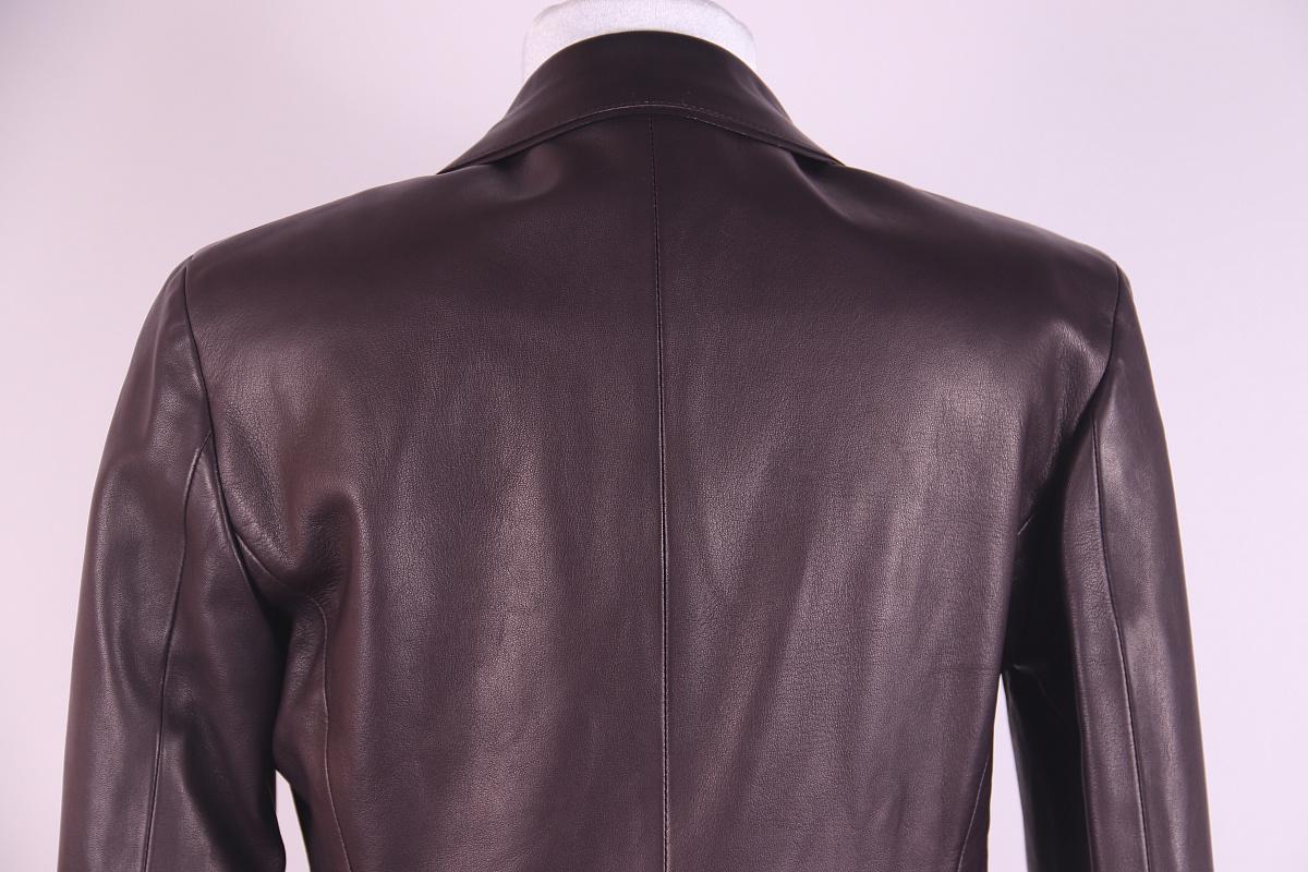Giacca in pelle Tom Ford Gucci FW 2002

taglia 40

le condizioni sono eccellenti, ci sono piccole tracce di calzini sulle ascelle all'interno, vedi foto 10

sono inclusi un'antera e un gancio.

Spalle: 40 cm / 15,75 pollici
Manica: 66 cm / 25,98