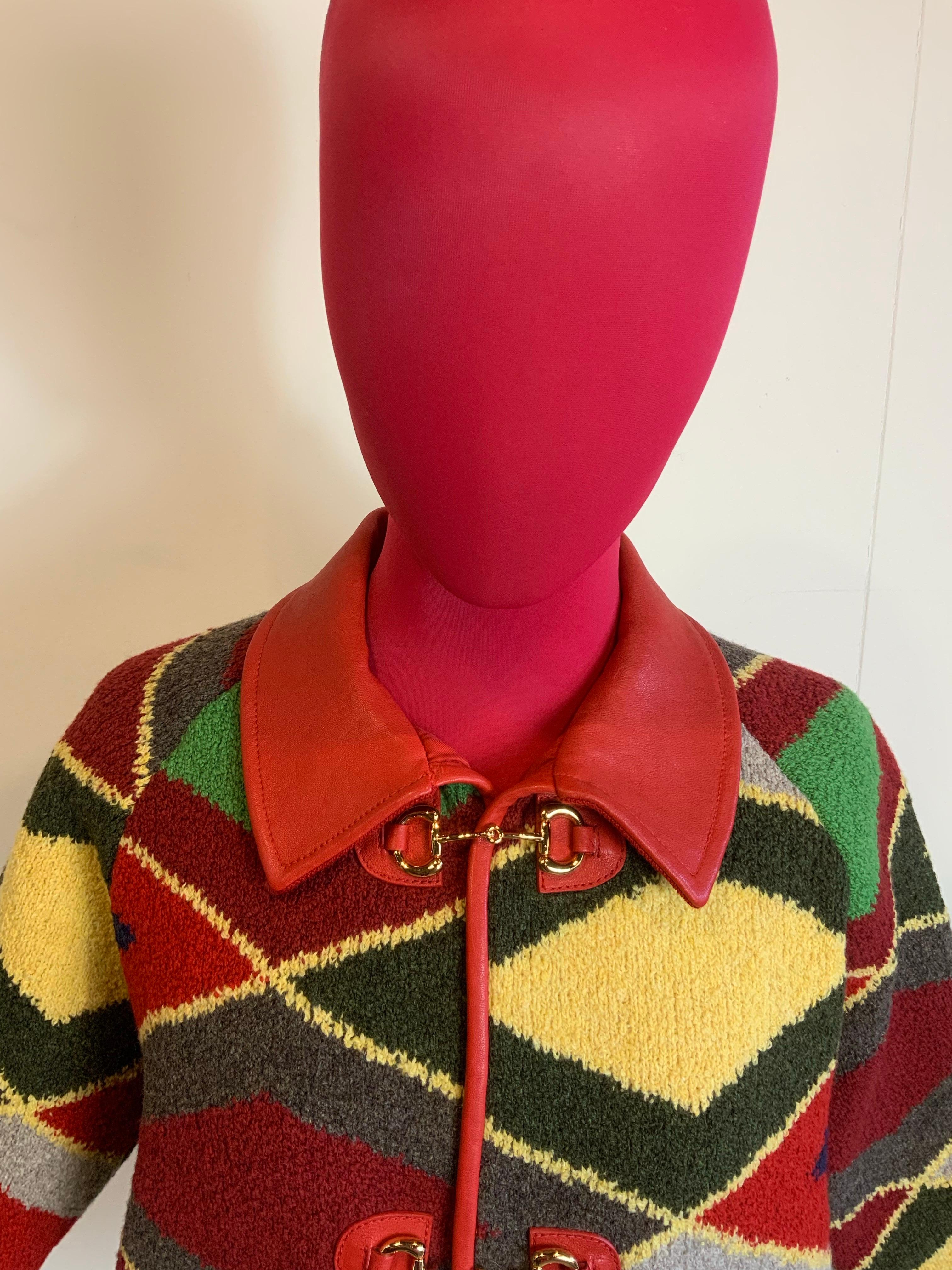 Gucci Jacke.
2023 Collection'S.
Fehlendes Label für die Zusammensetzung, aber wir glauben, dass es Wolle ist, gefüttert. Ausgestattet mit Lederdetails.
Größe S international.
Schultern 42 cm
Oberweite 48 cm
Länge 55 cm
Ärmel 45 cm
Neu mit Etikett.
