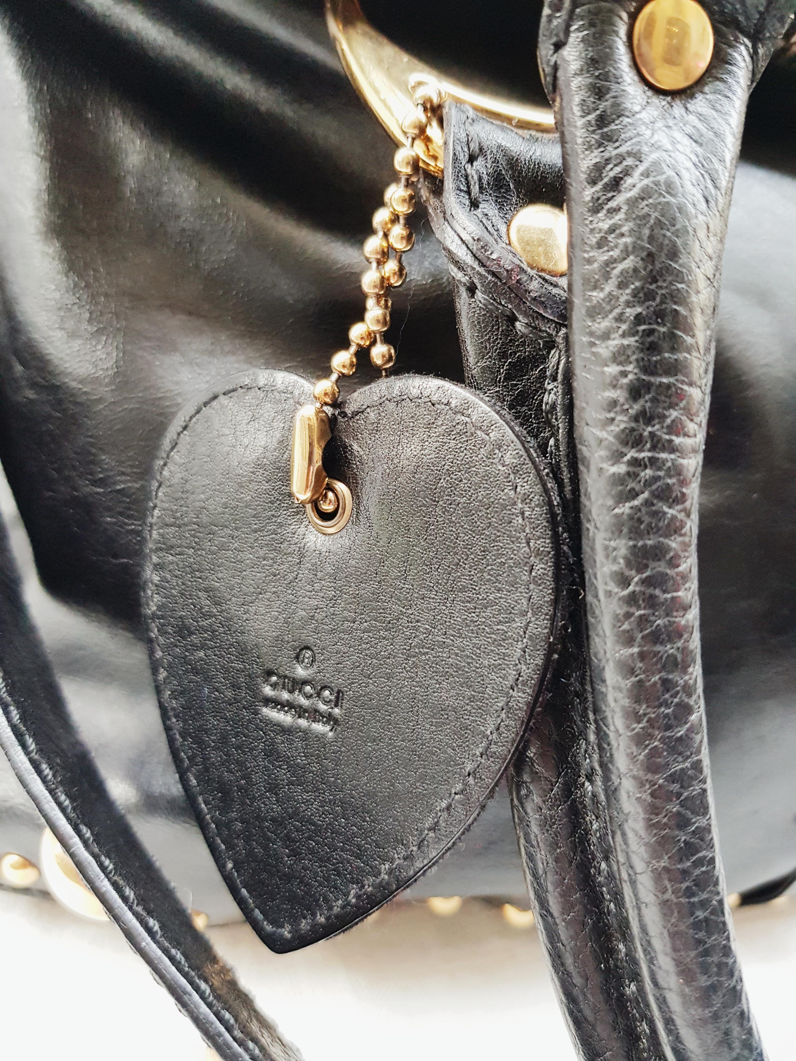 Gucci FW 2008: Borsa Babouska grande e borchiata in nero 3