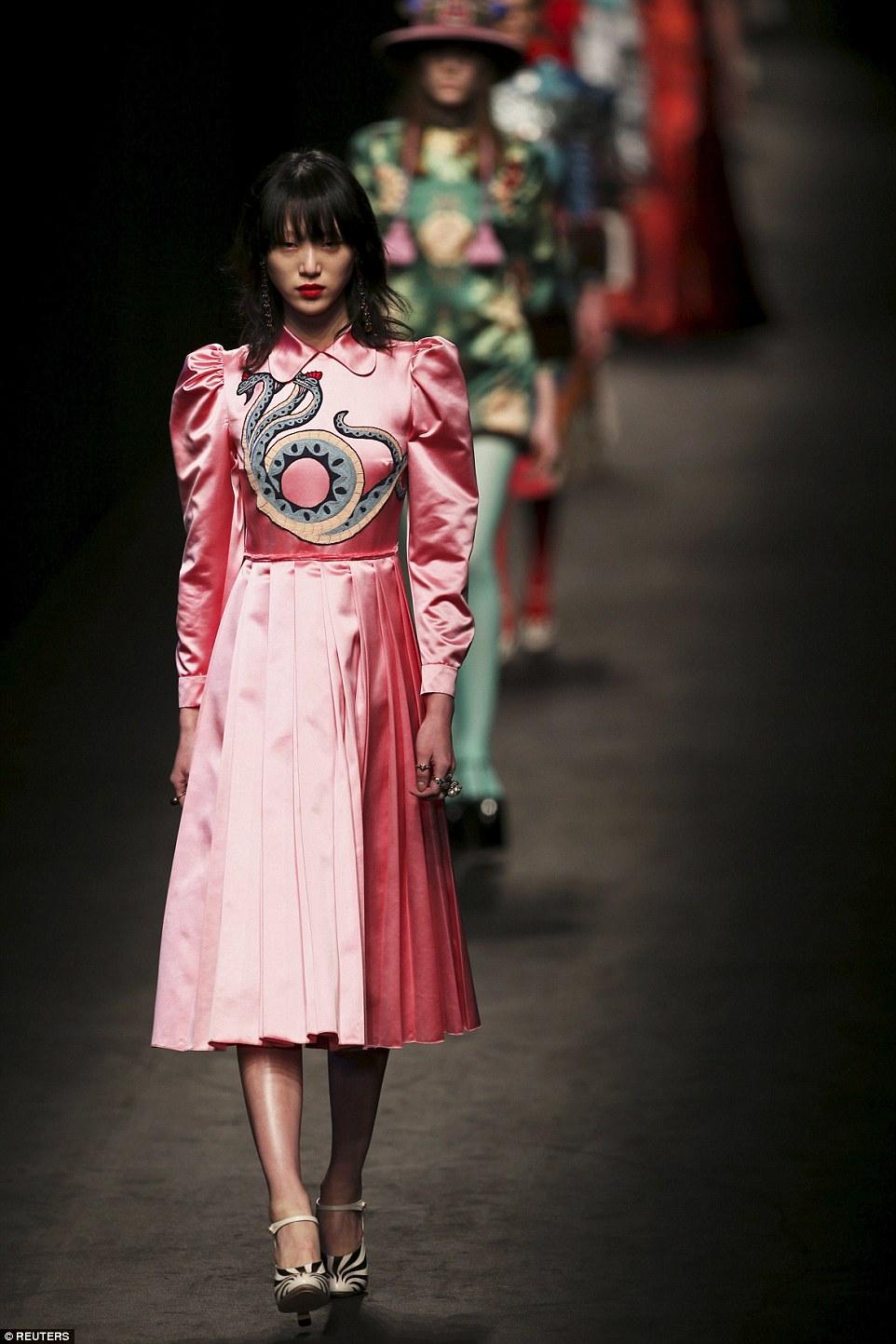 GUCCI FW 2016 Silk Dress Snake Embroidery ACDC Runway Rare Pink In Good Condition In Berlin, BE
