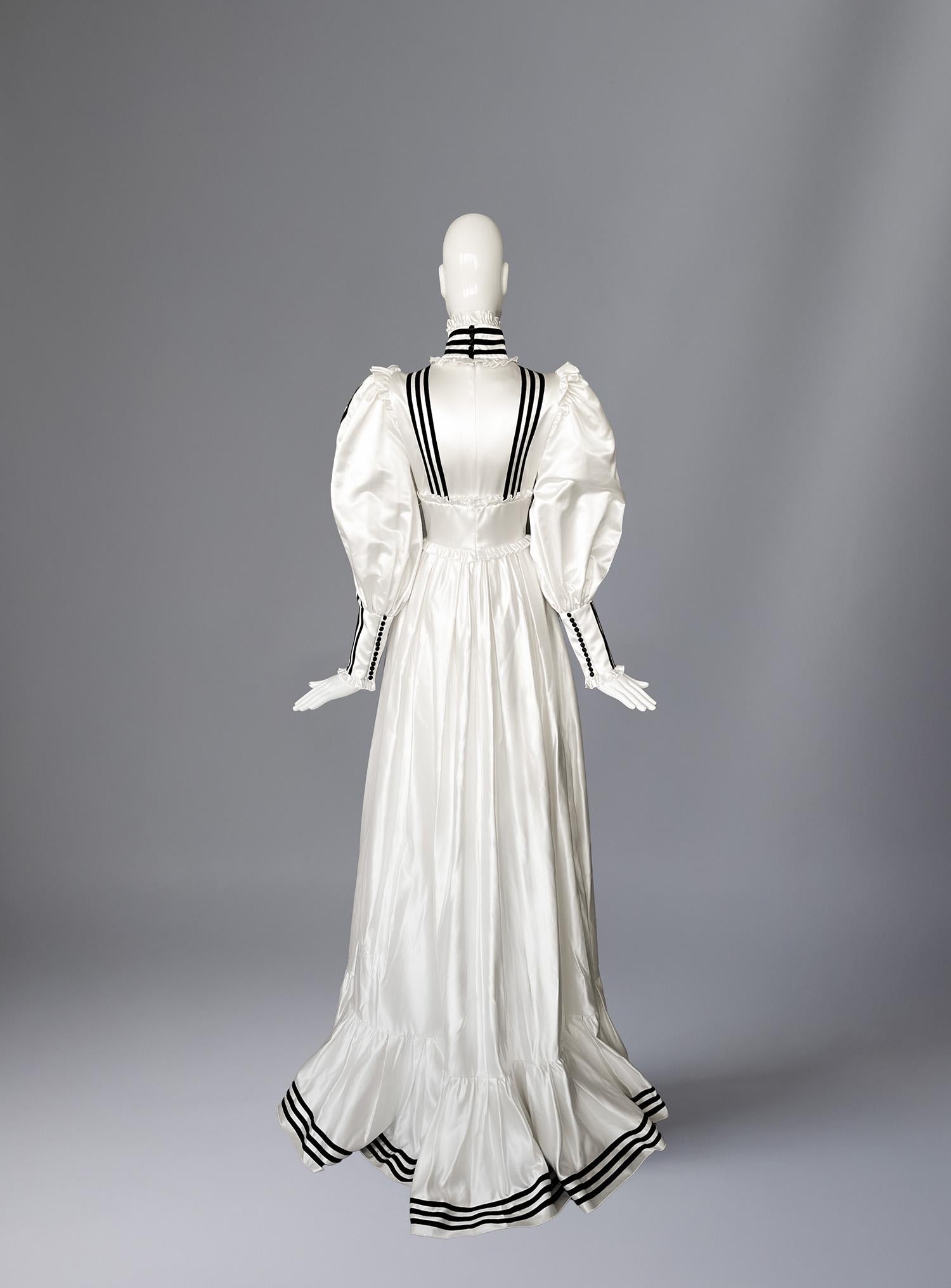 GUCCIドレス GUCCI FW 2022/23 Adidas Special Edition Silk Duchesse Gown Runway