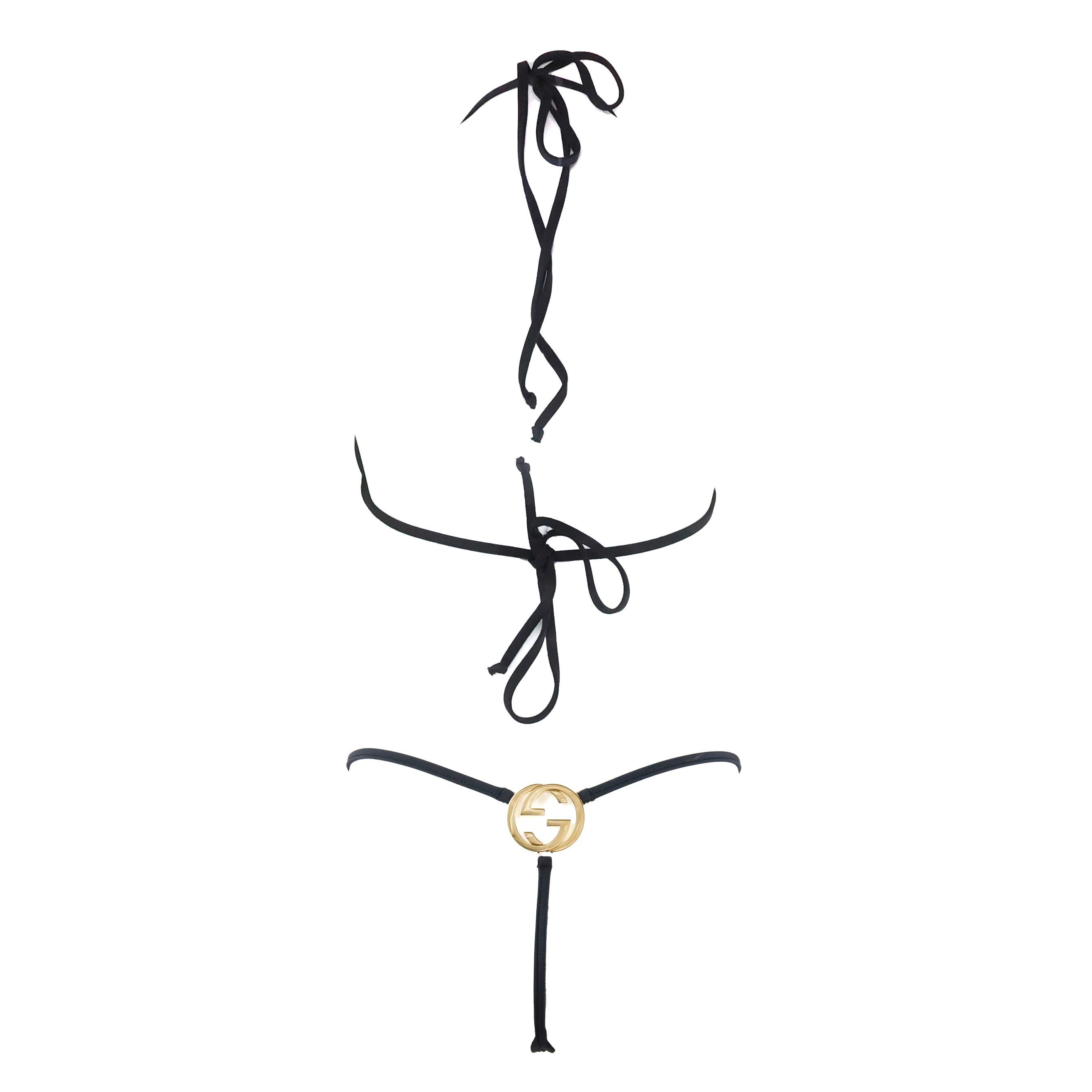 String / bikini Gucci G string conçu par Tom Ford pour la collection printemps/été 1997. Cette pièce a été rééditée avec le double logo G imbriqué couleur or. Taille L. 

Condit : 
Jamais porté, avec les étiquettes.