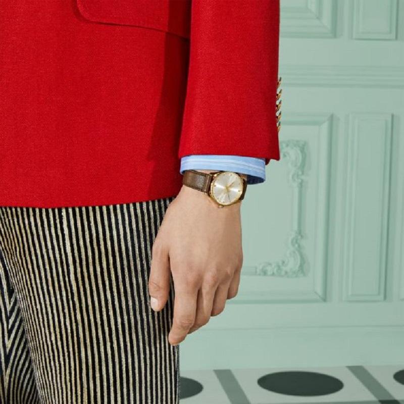 Gucci G-Timeless Bee Montre à bracelet en cuir marron avec cadran argenté YA1264199 en vente 1